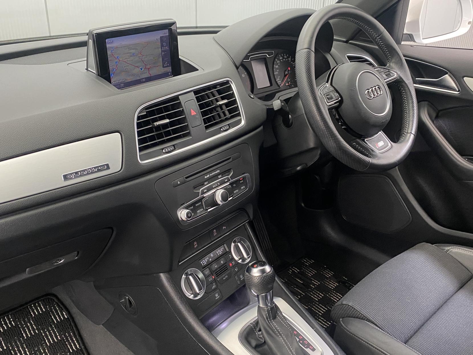 Audi Q3 view 30