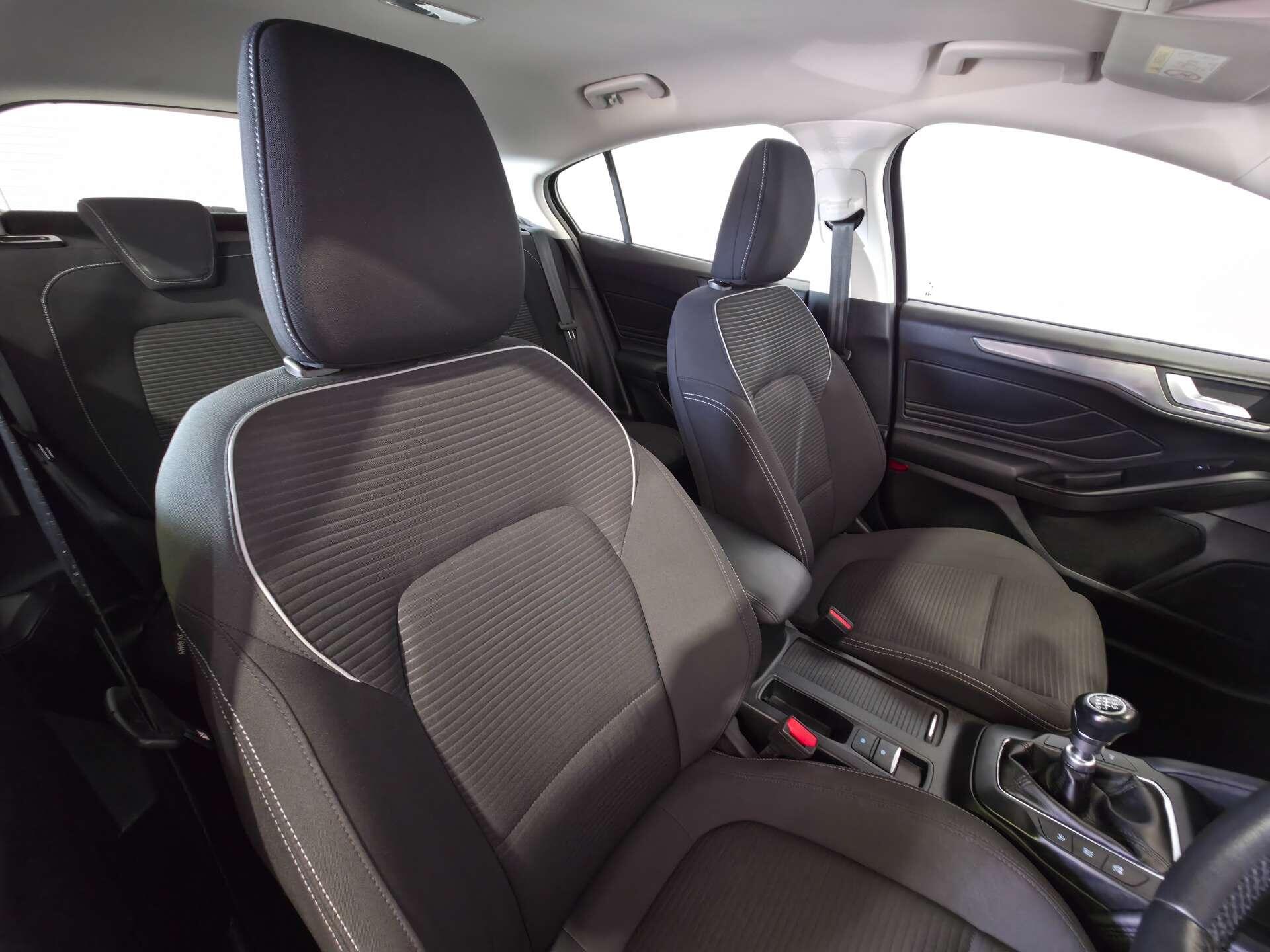 Ford Focus view 13