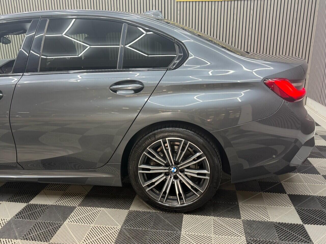 BMW 3 Series view 28