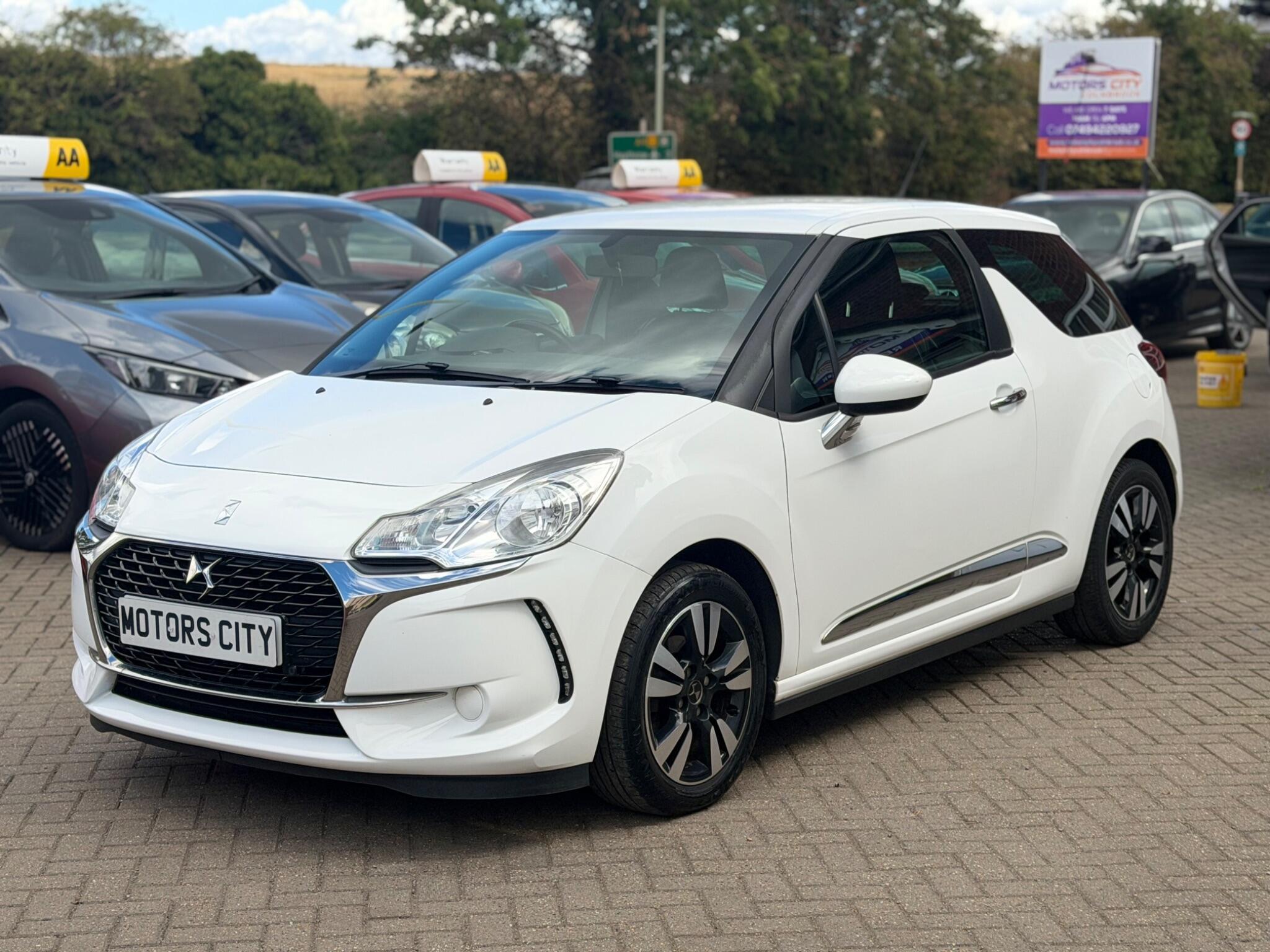 DS Automobiles DS 3 view 4