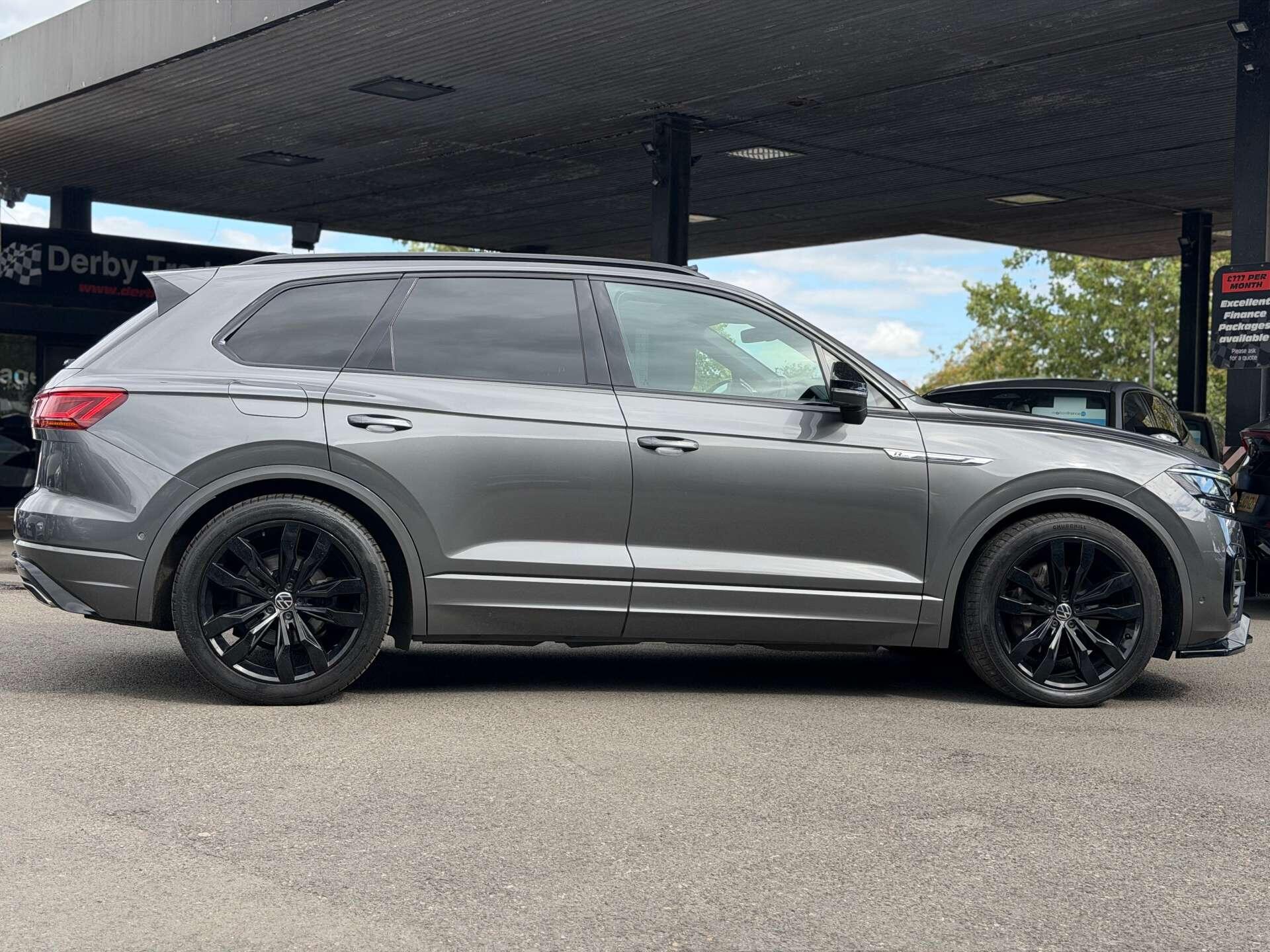 Volkswagen Touareg view 7