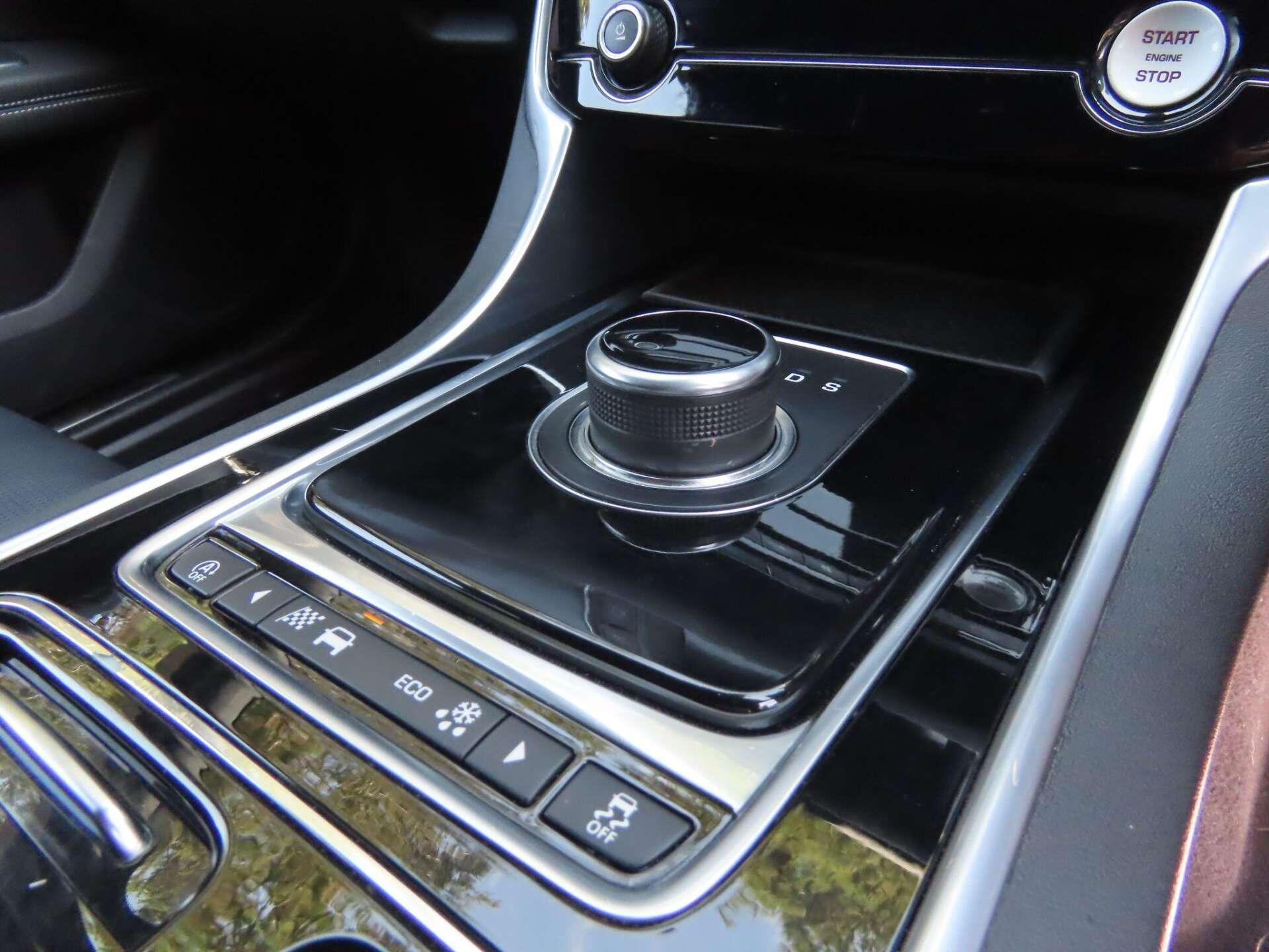 Jaguar XF view 15