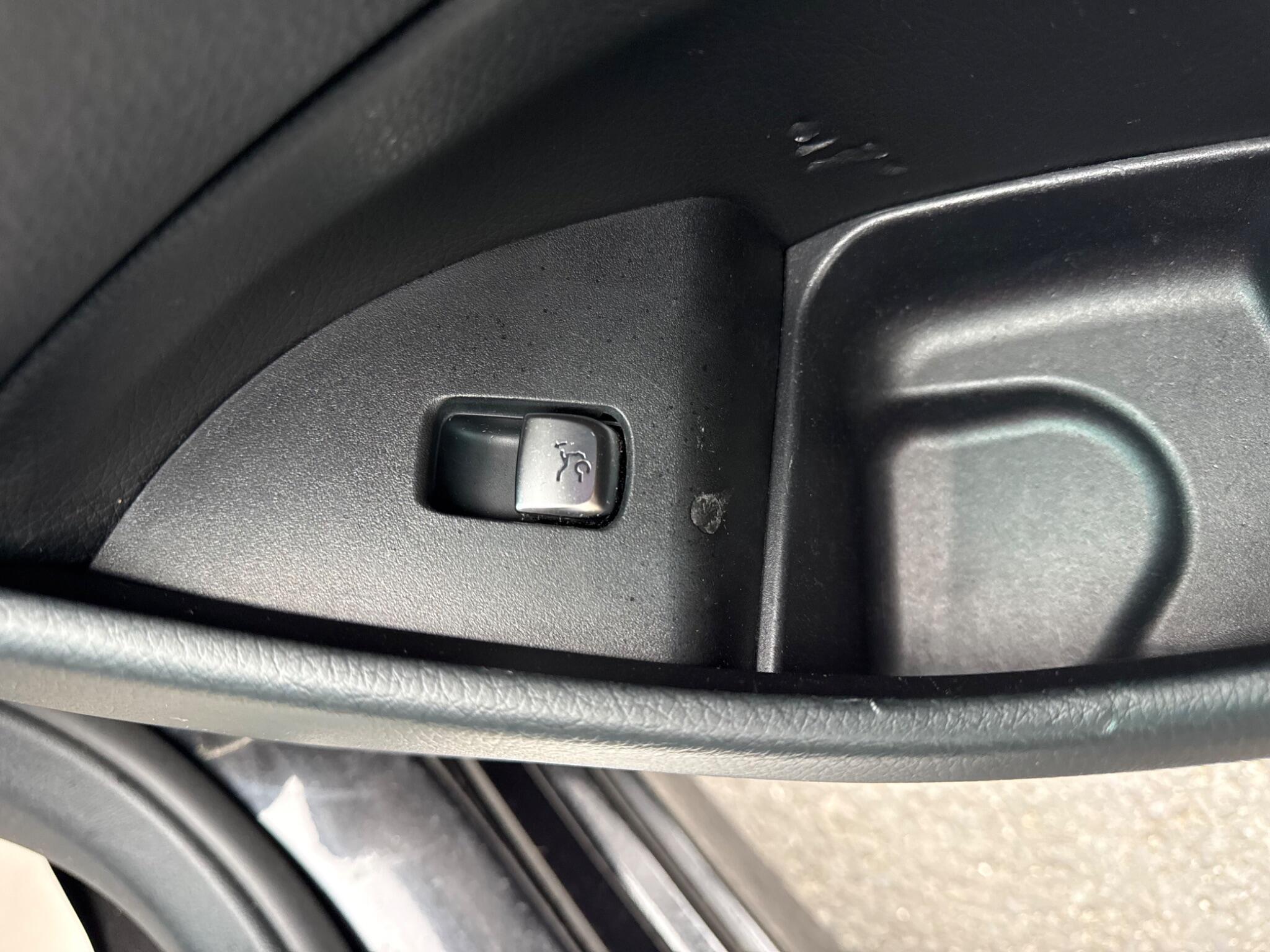 Mercedes-Benz E-Class view 22
