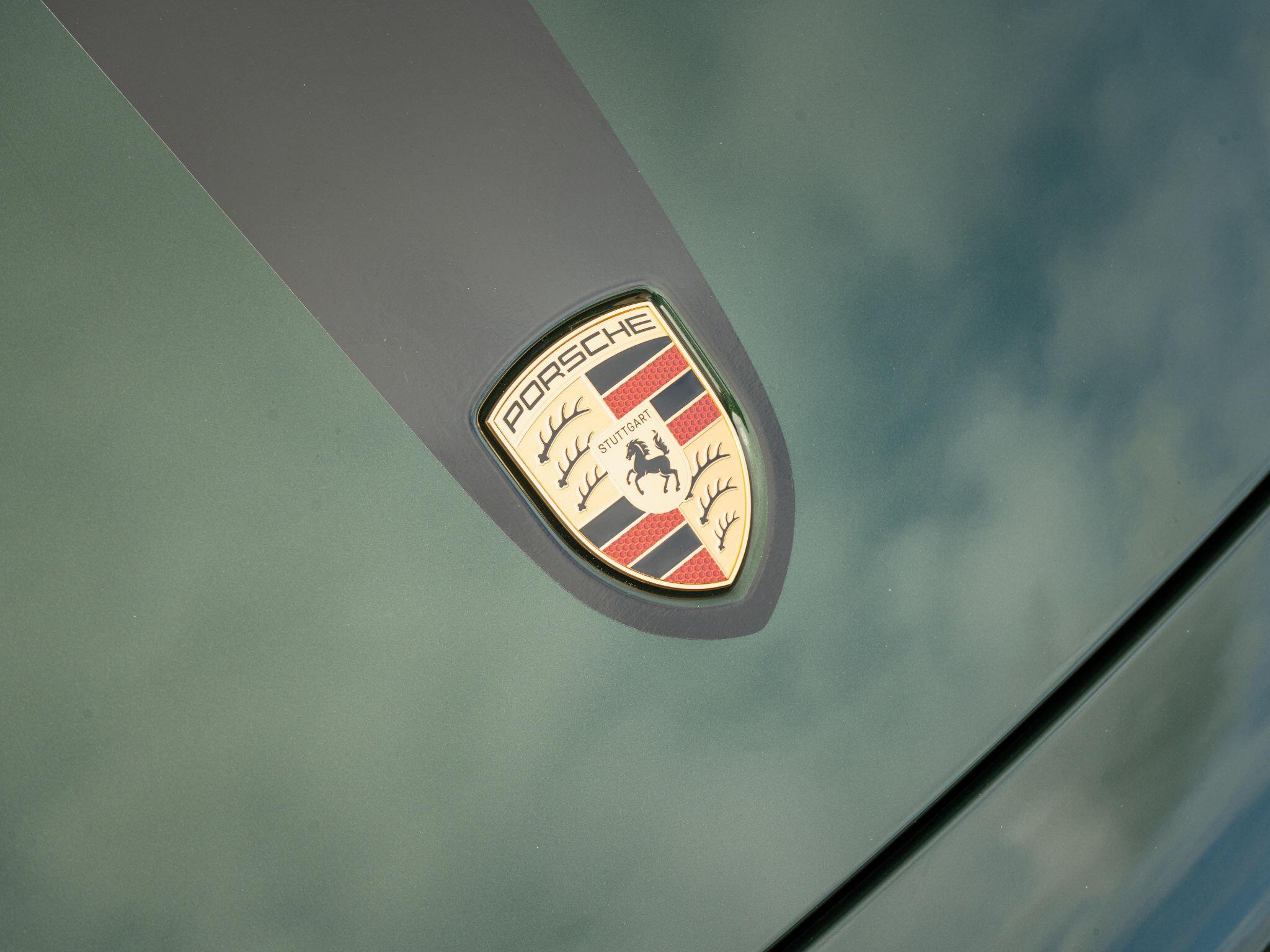 Porsche 911 view 7