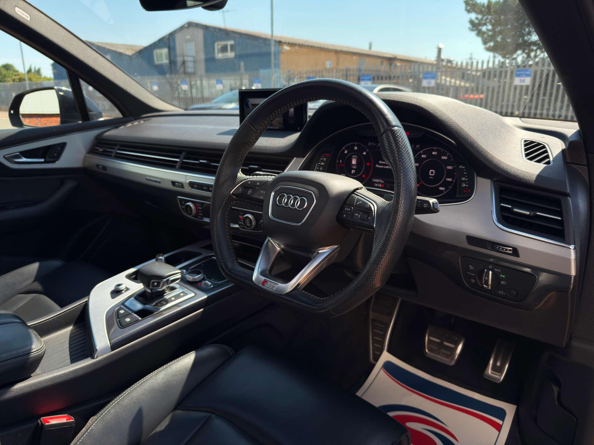 Audi Q7 view 14