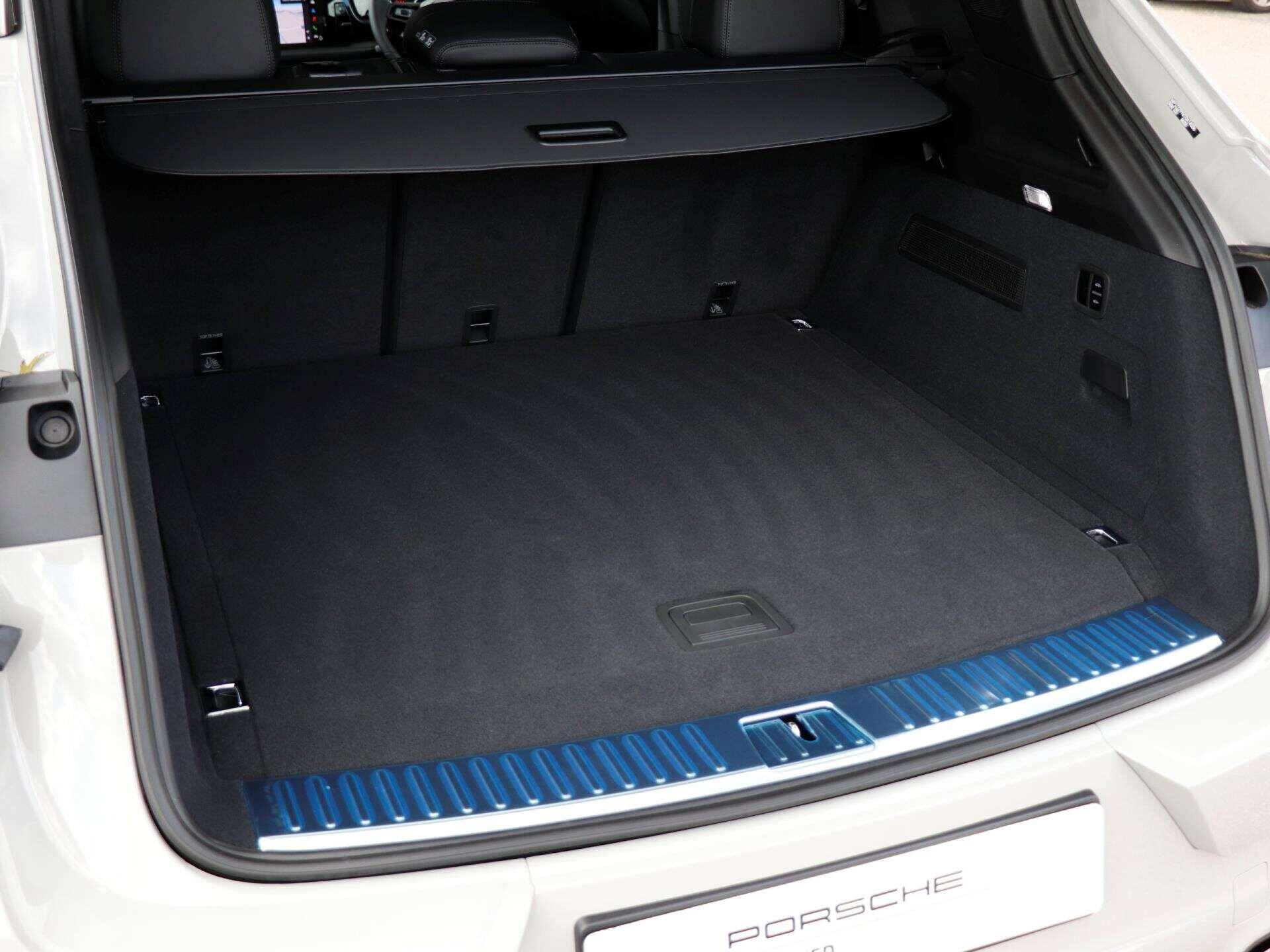 Porsche Cayenne view 29