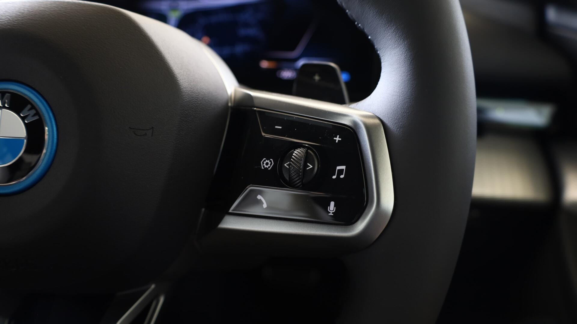 BMW 5 Series view 19