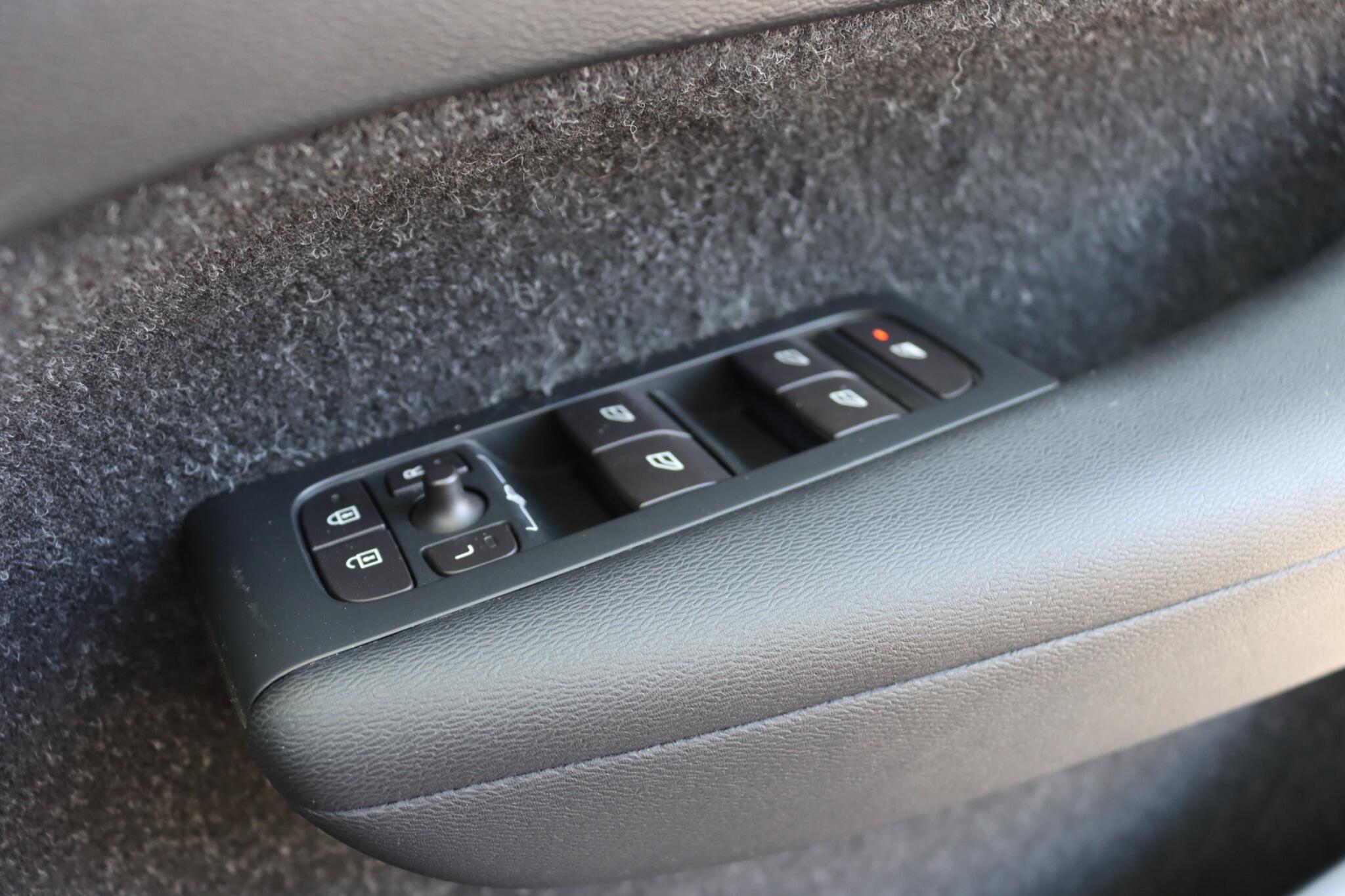 Volvo XC40 view 34