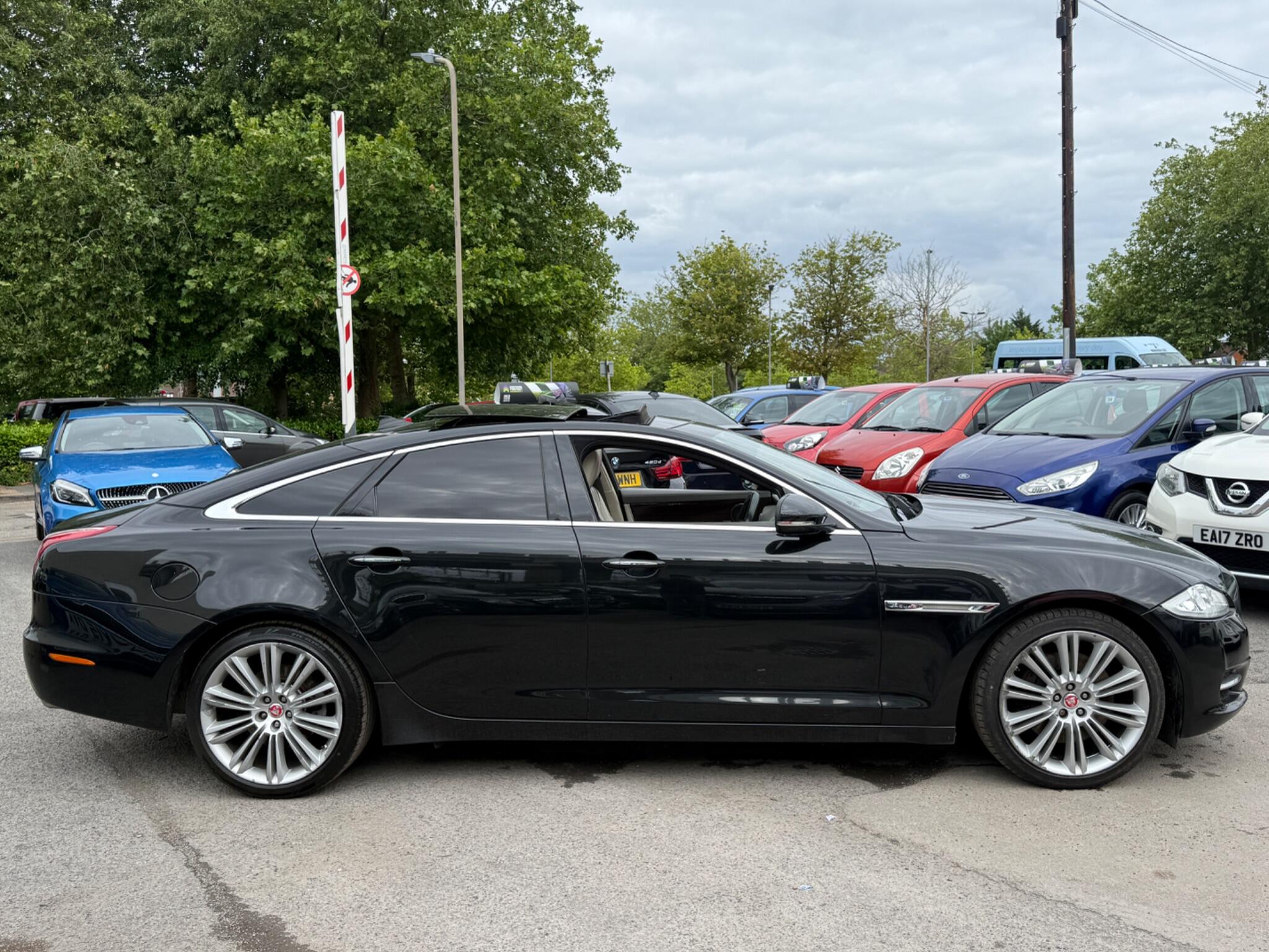 Jaguar XJ - Image 22