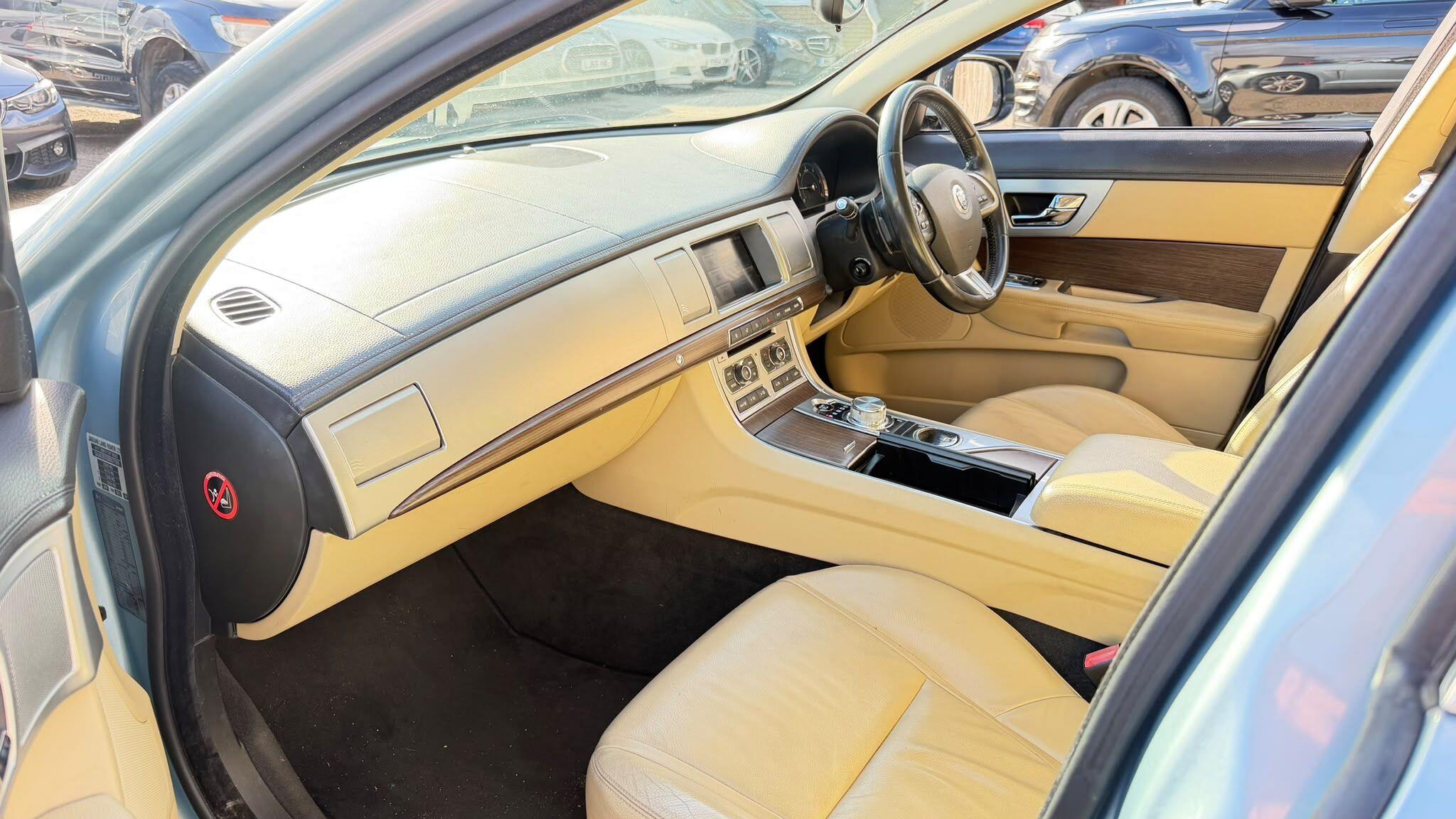 Jaguar XF view 17