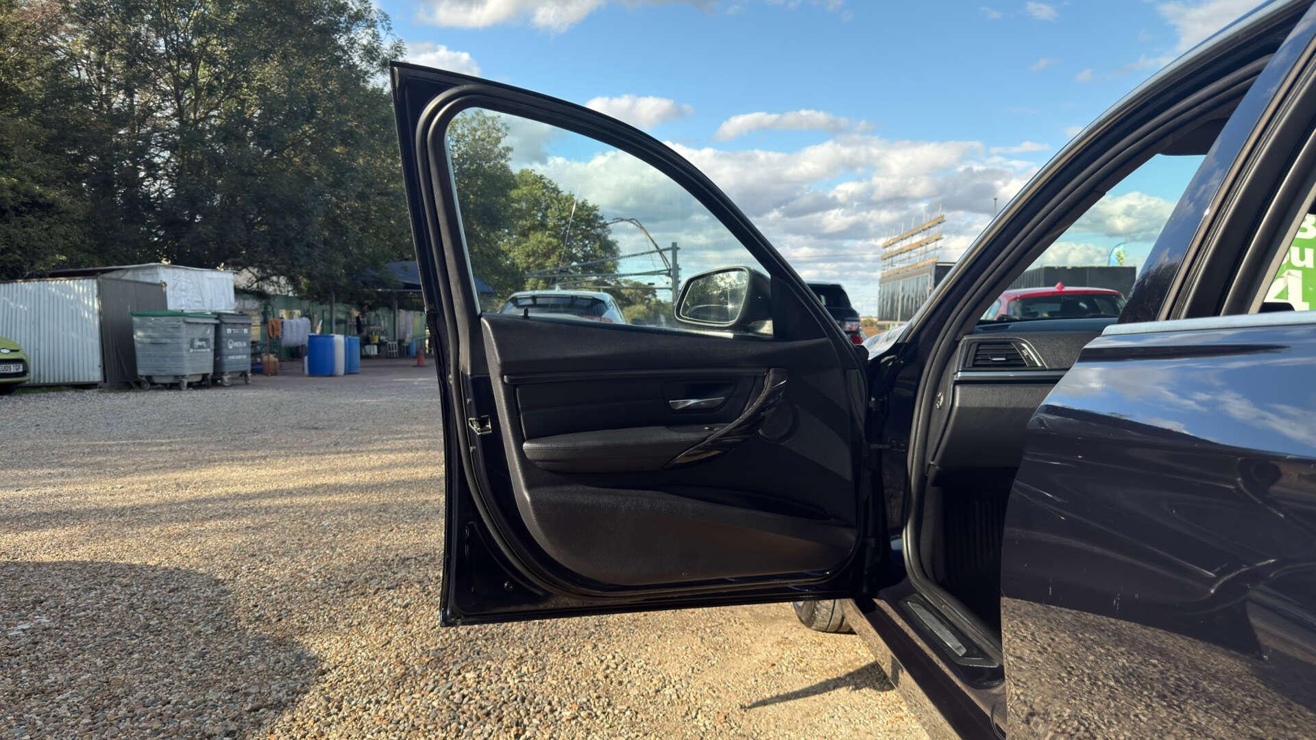 BMW 3 Series view 35