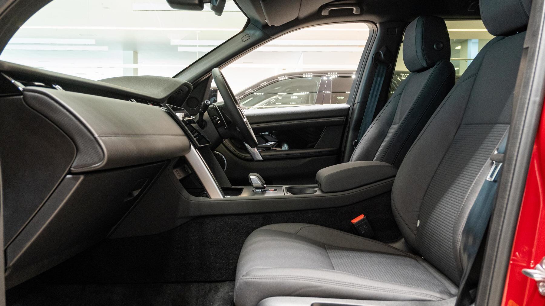 Land Rover Discovery Sport view 3