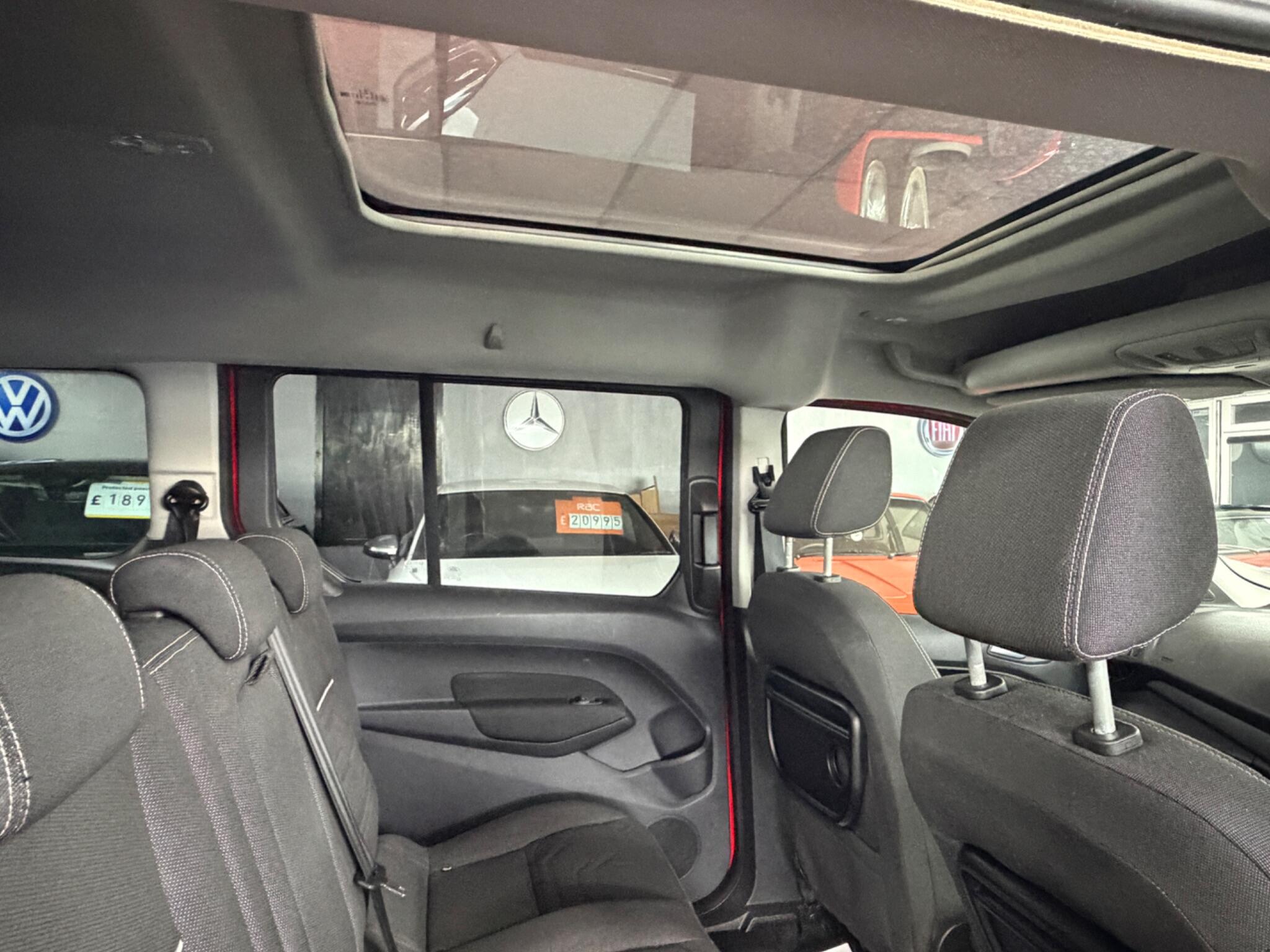 Ford Grand Tourneo Connect view 25