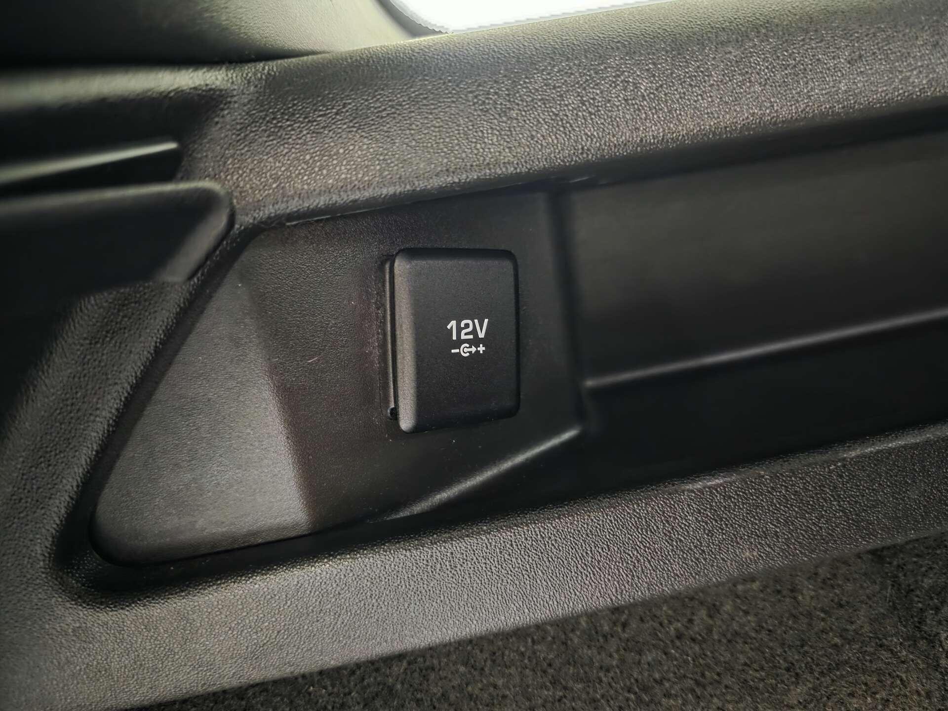 Land Rover Discovery Sport view 29