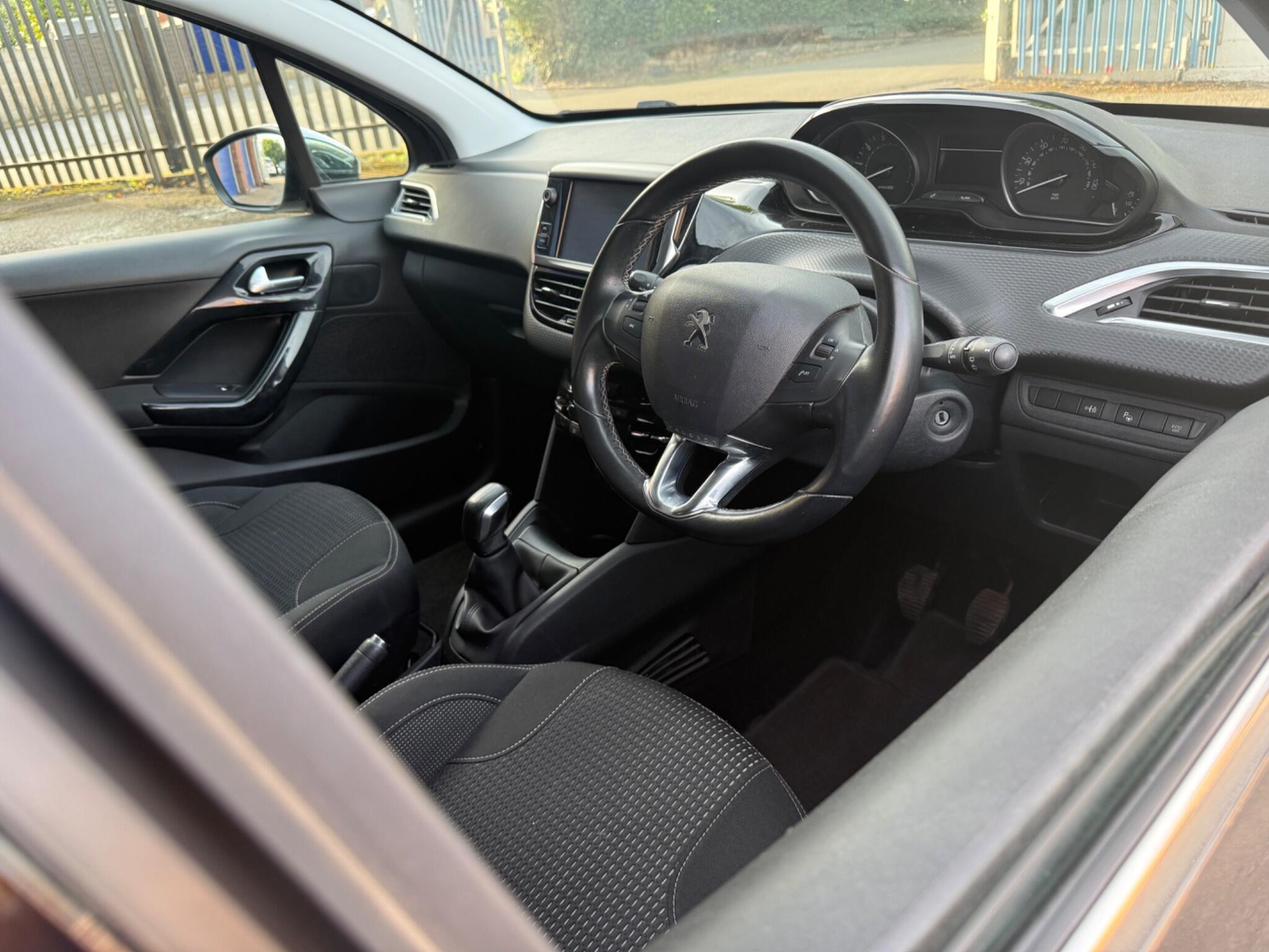 Peugeot 208 view 7