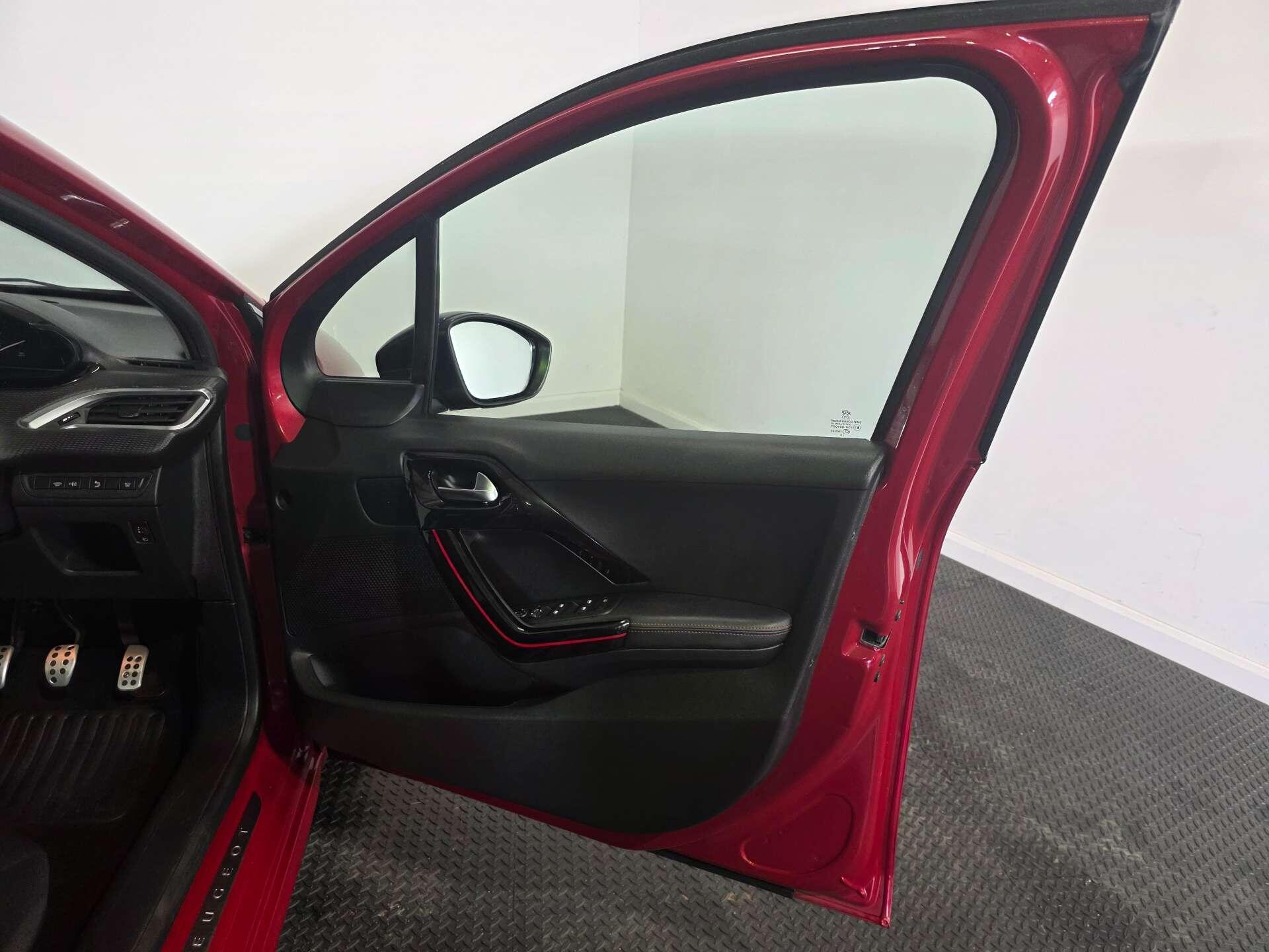 Peugeot 208 view 13
