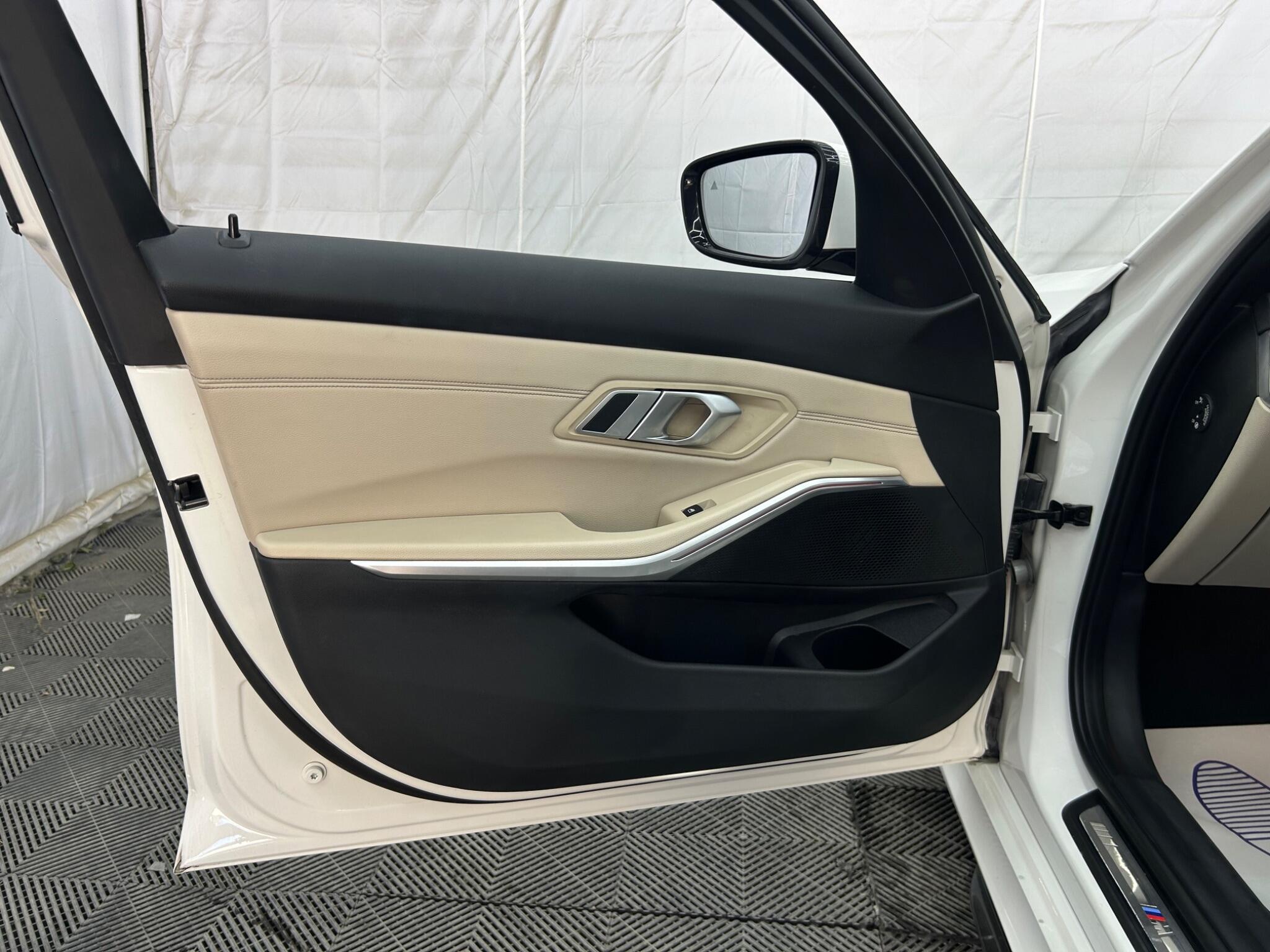 BMW 3 Series view 29