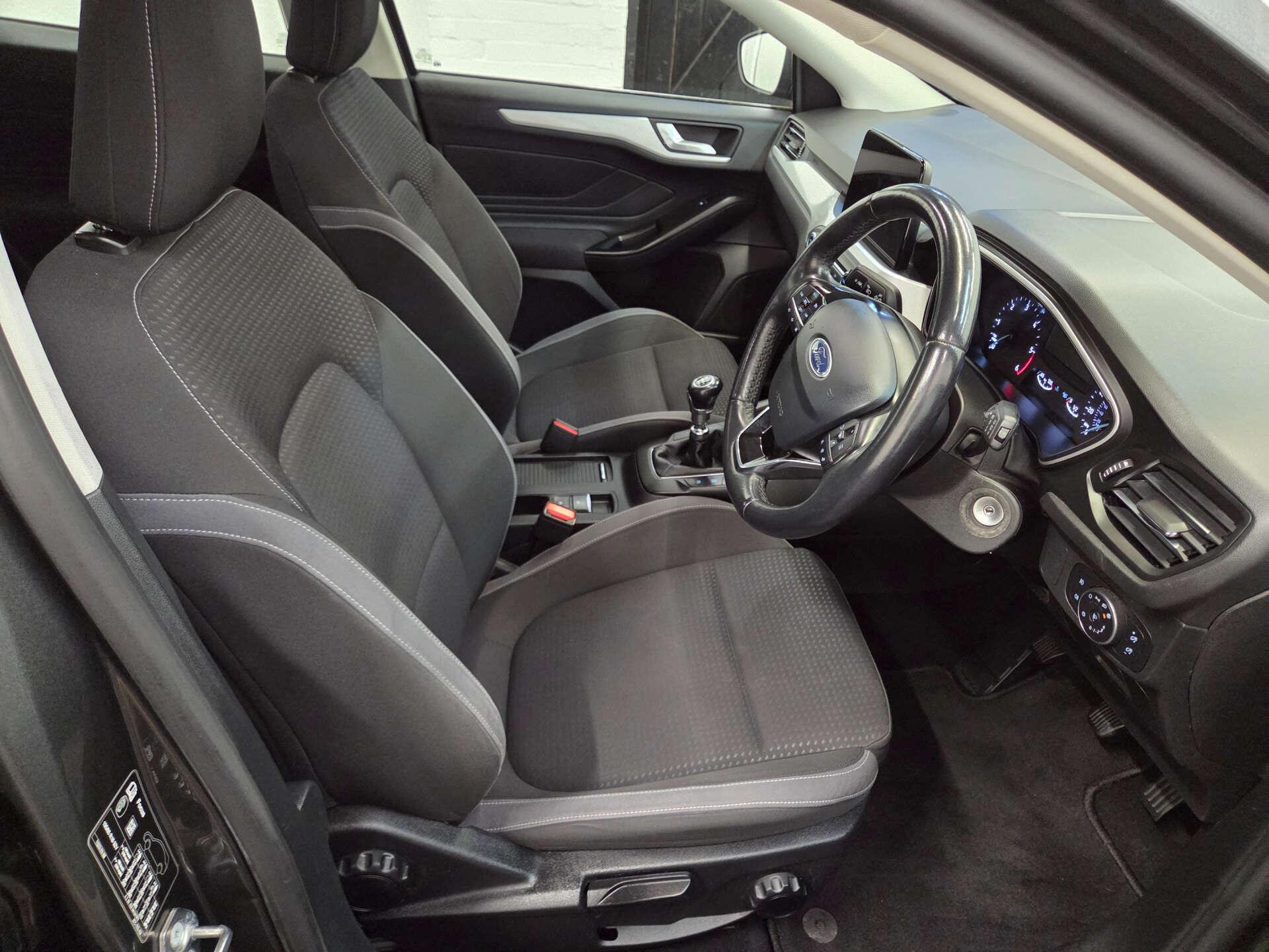 Ford Focus view 9
