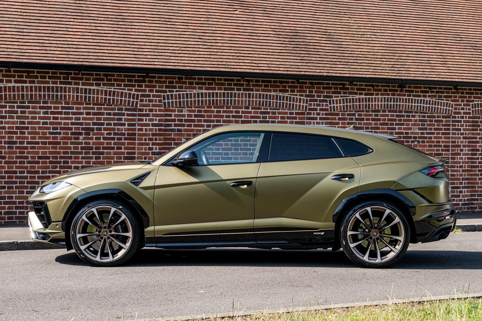 Lamborghini Urus view 5
