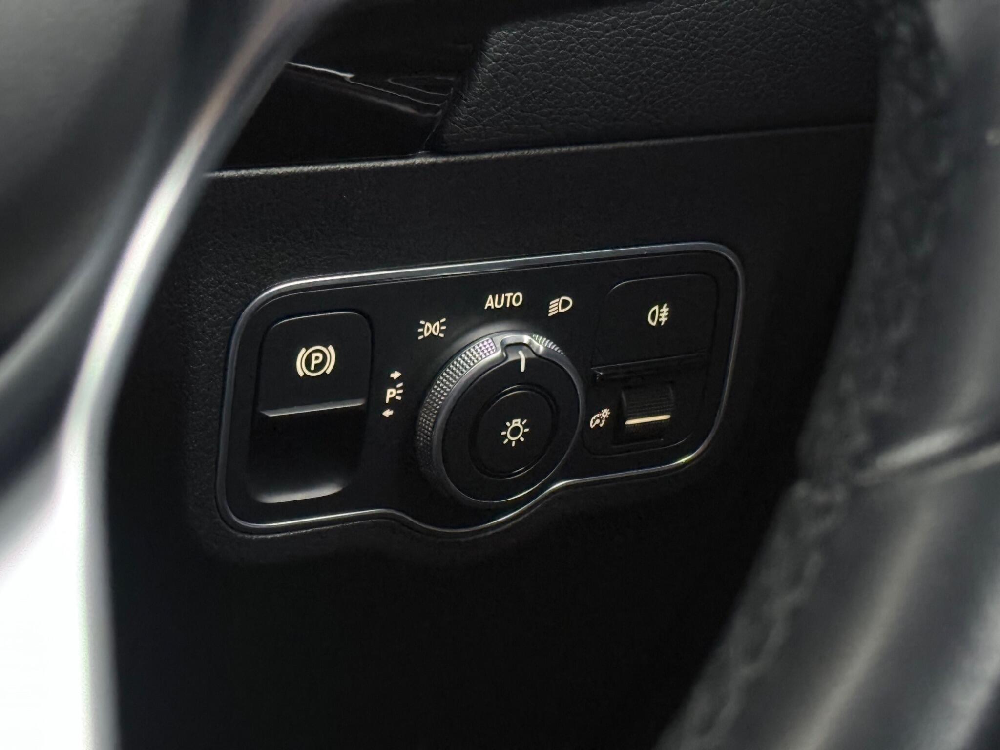 Mercedes-Benz Gla view 22