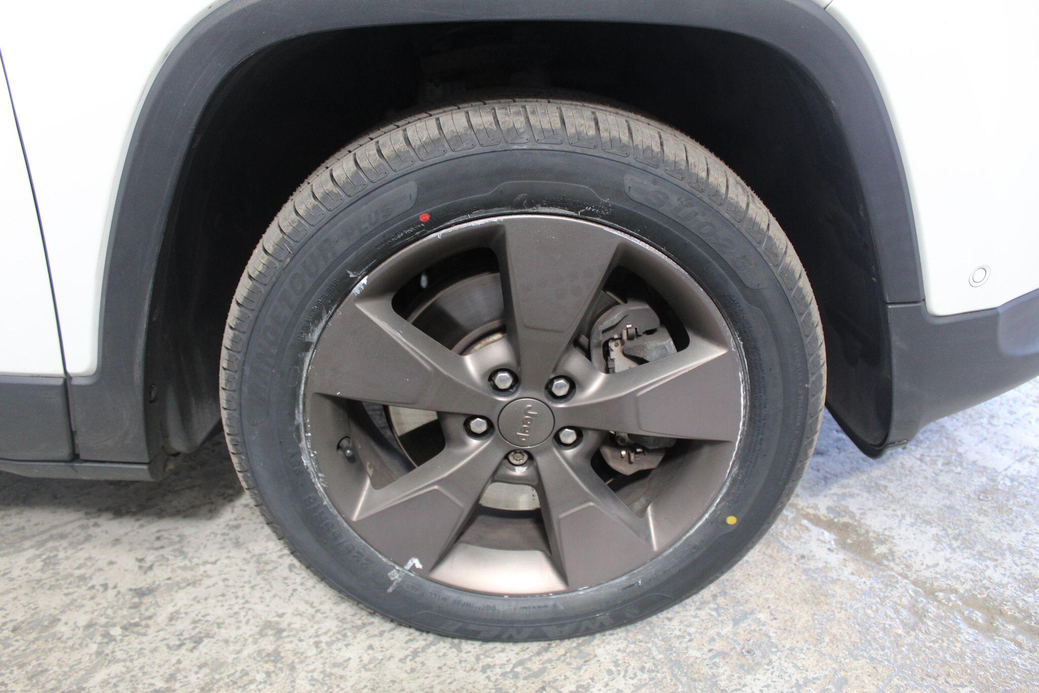 Jeep Cherokee view 58
