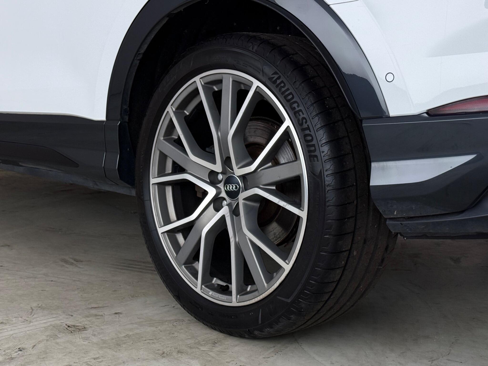 Audi Q3 view 9
