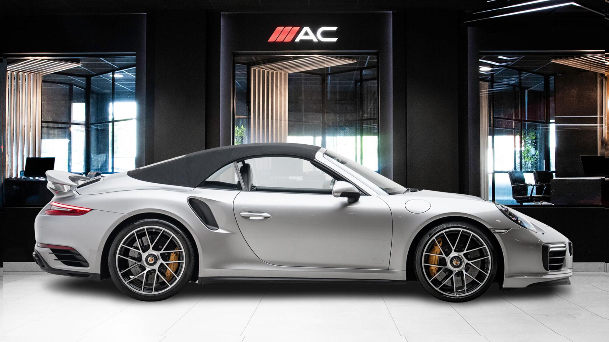 Porsche 911 view 3