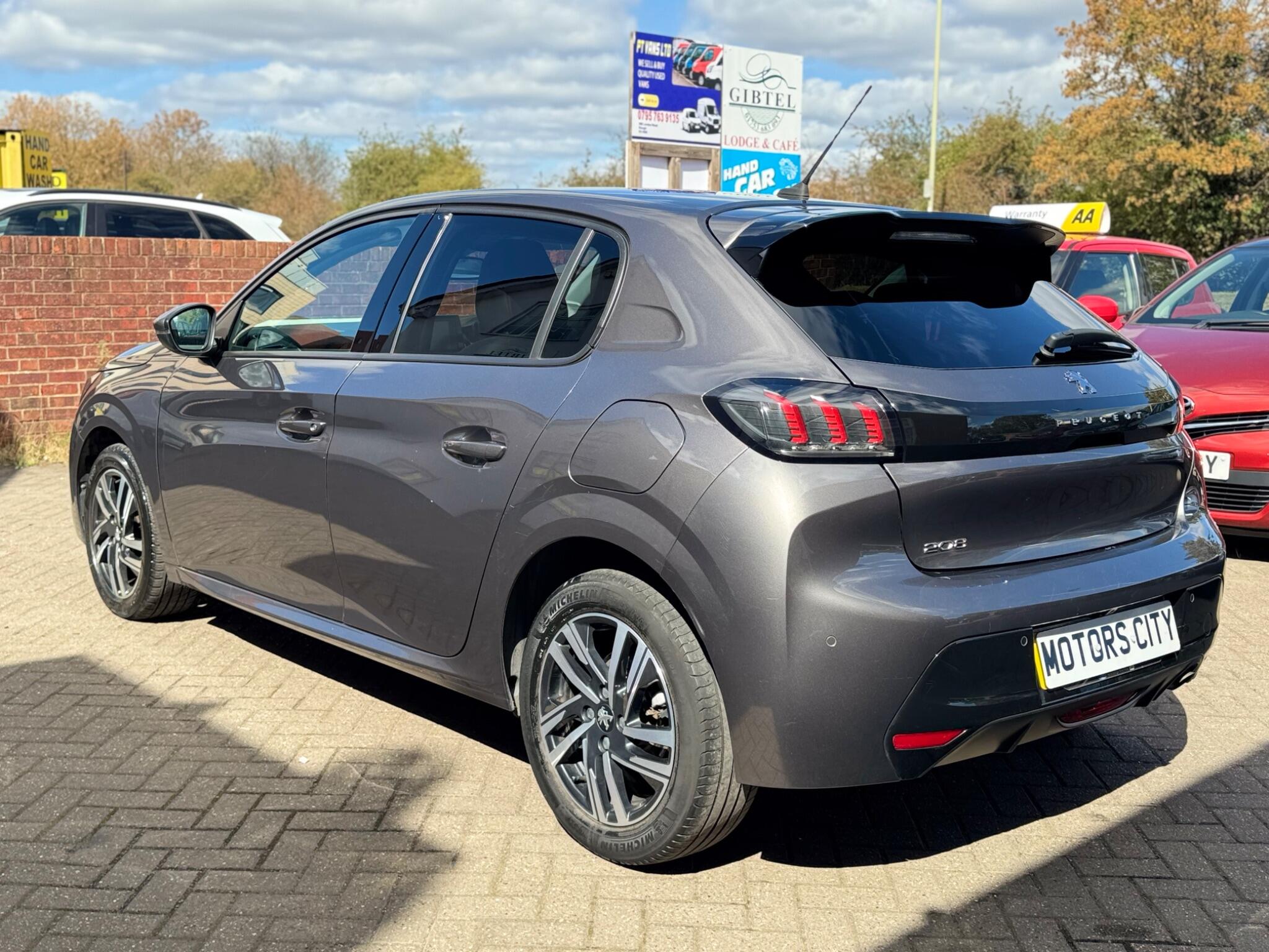 Peugeot 208 view 7