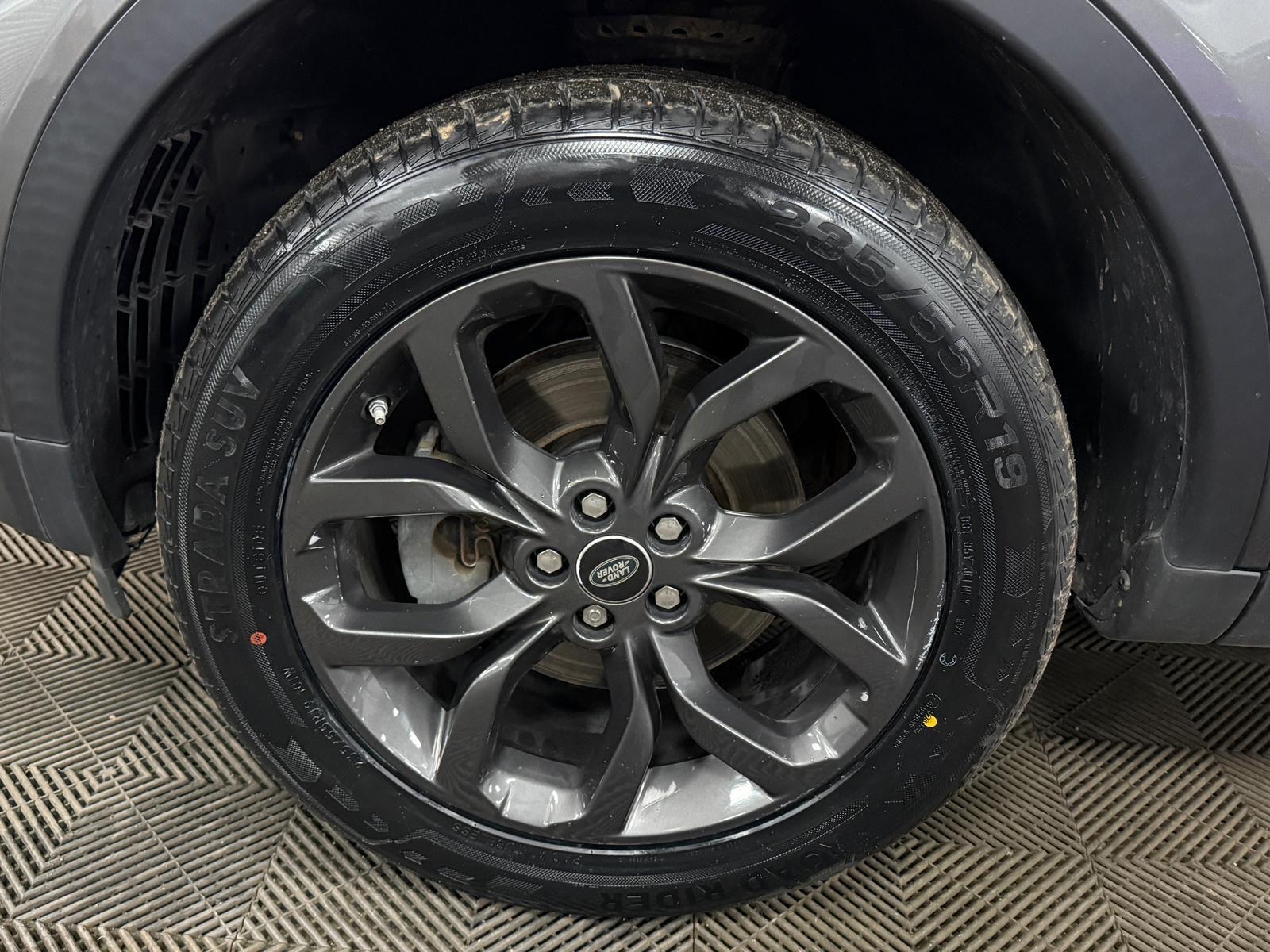Land Rover Discovery Sport view 43