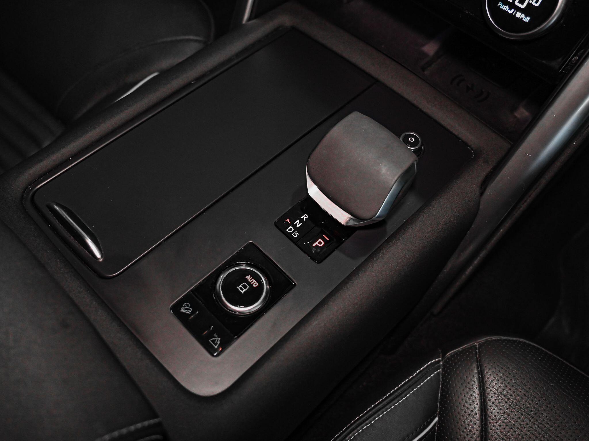Land Rover Discovery view 11