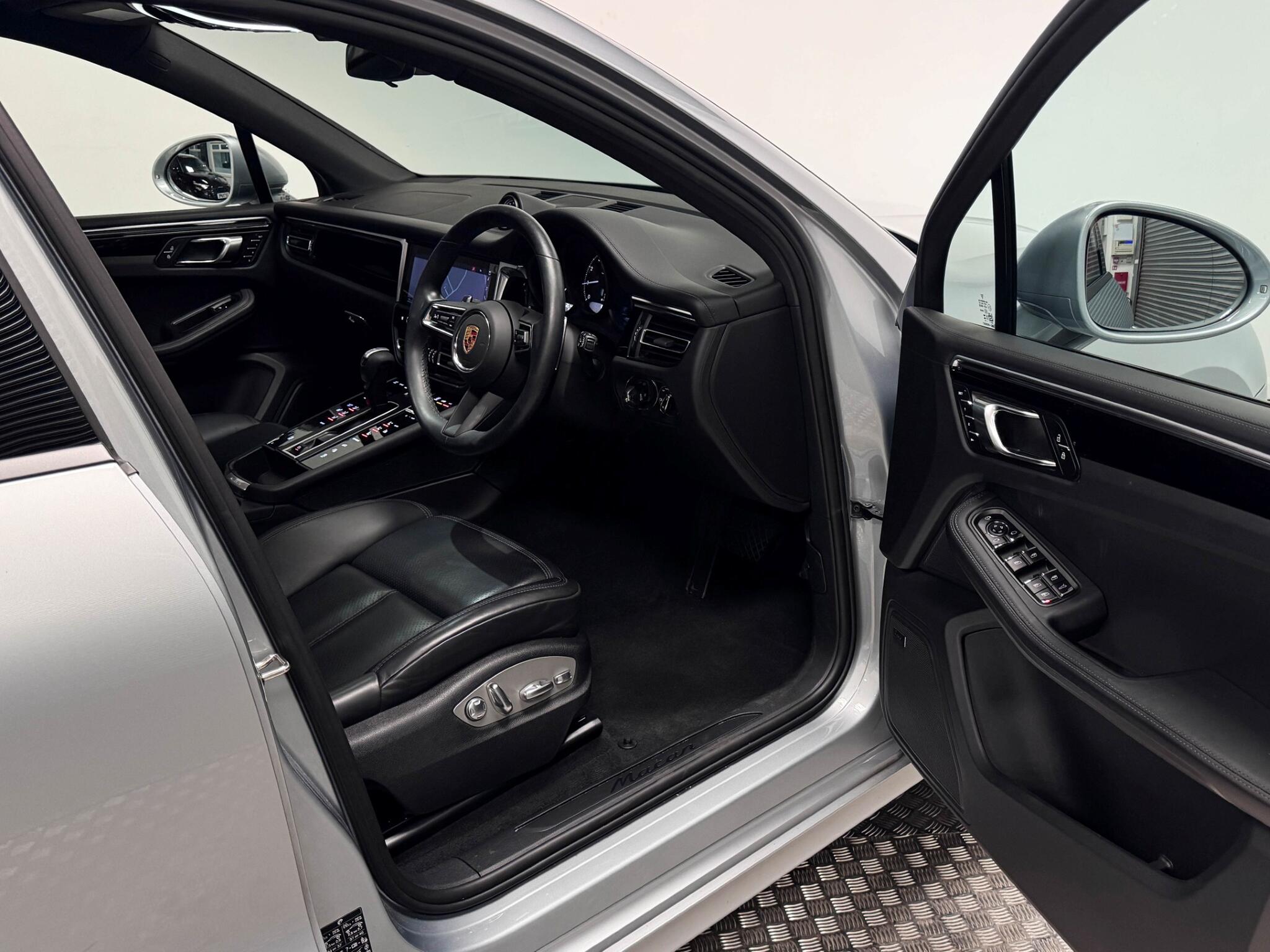 Porsche Macan view 22
