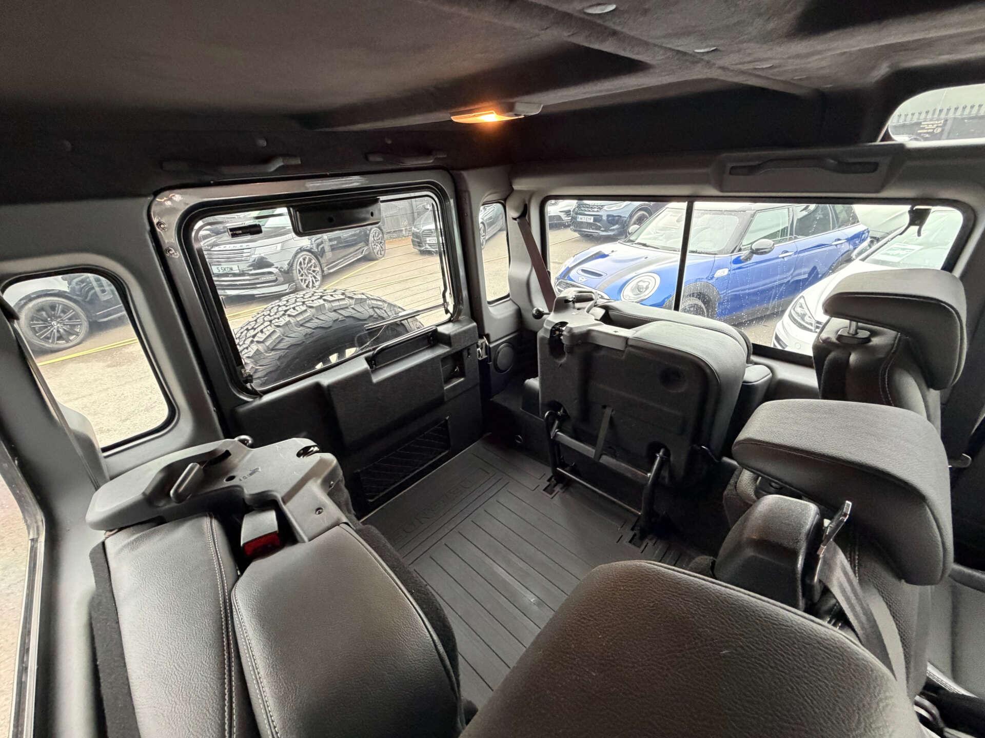 Land Rover Defender 110 view 32