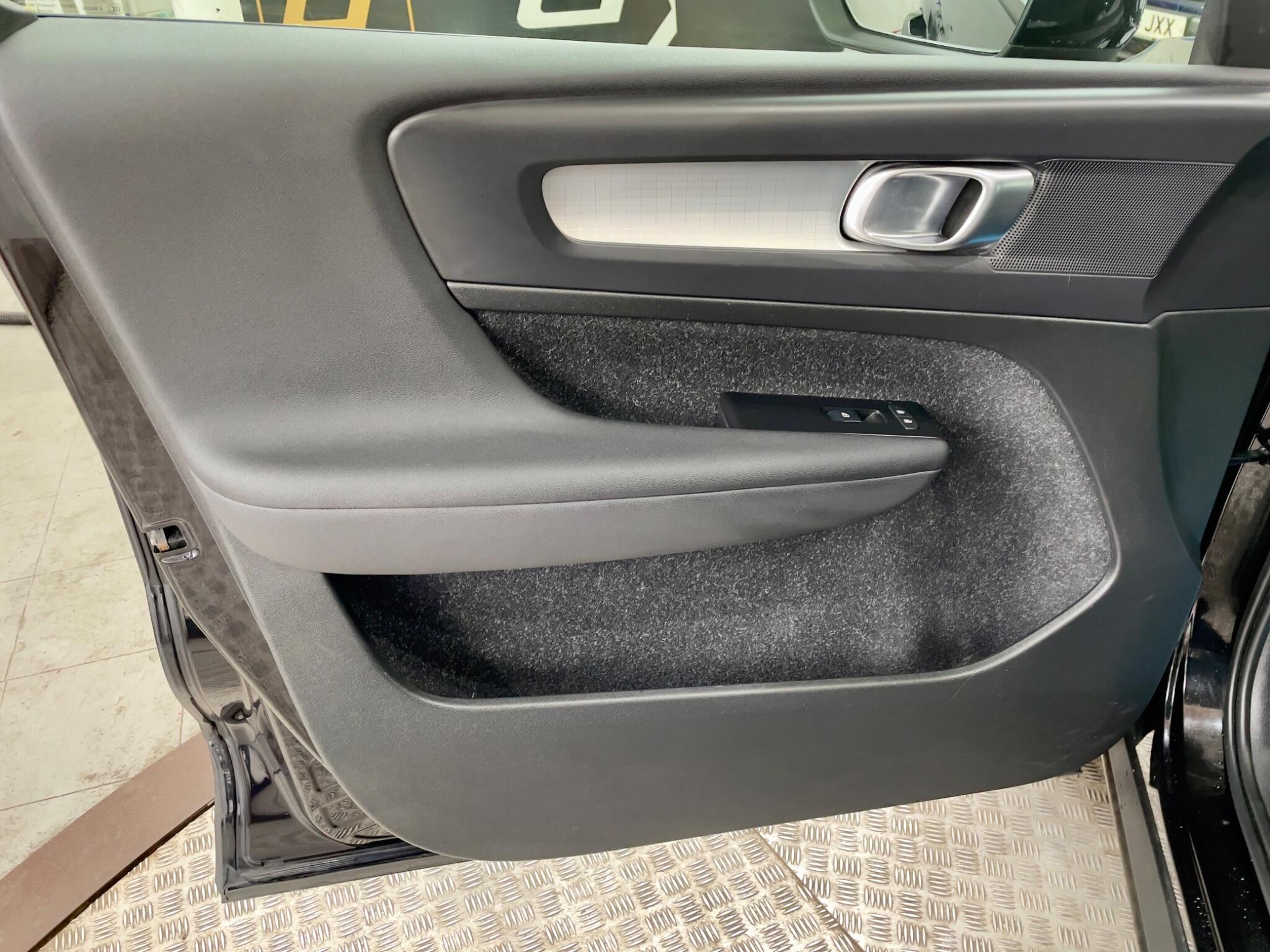 Volvo XC40 view 45