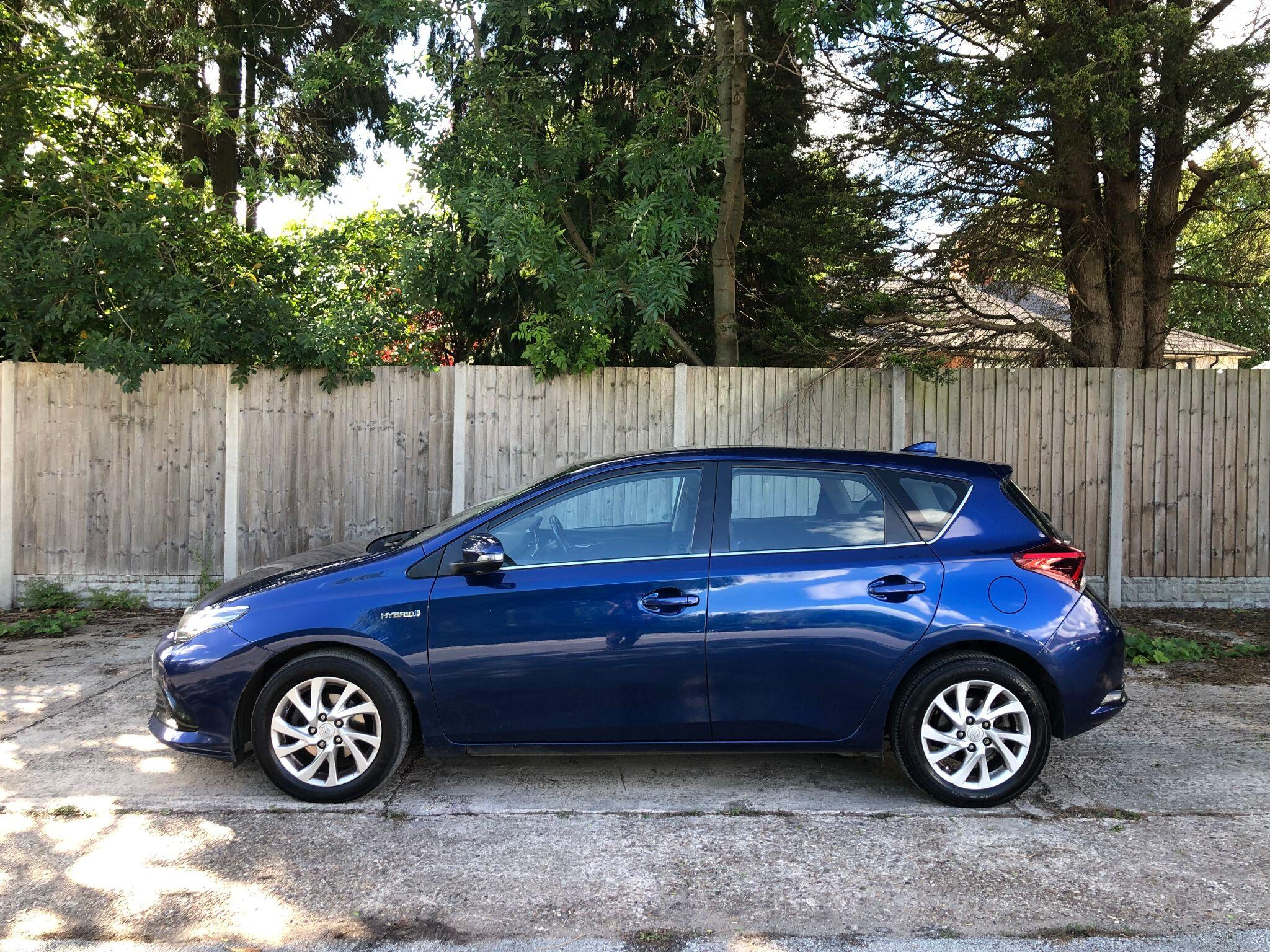 Toyota Auris view 3