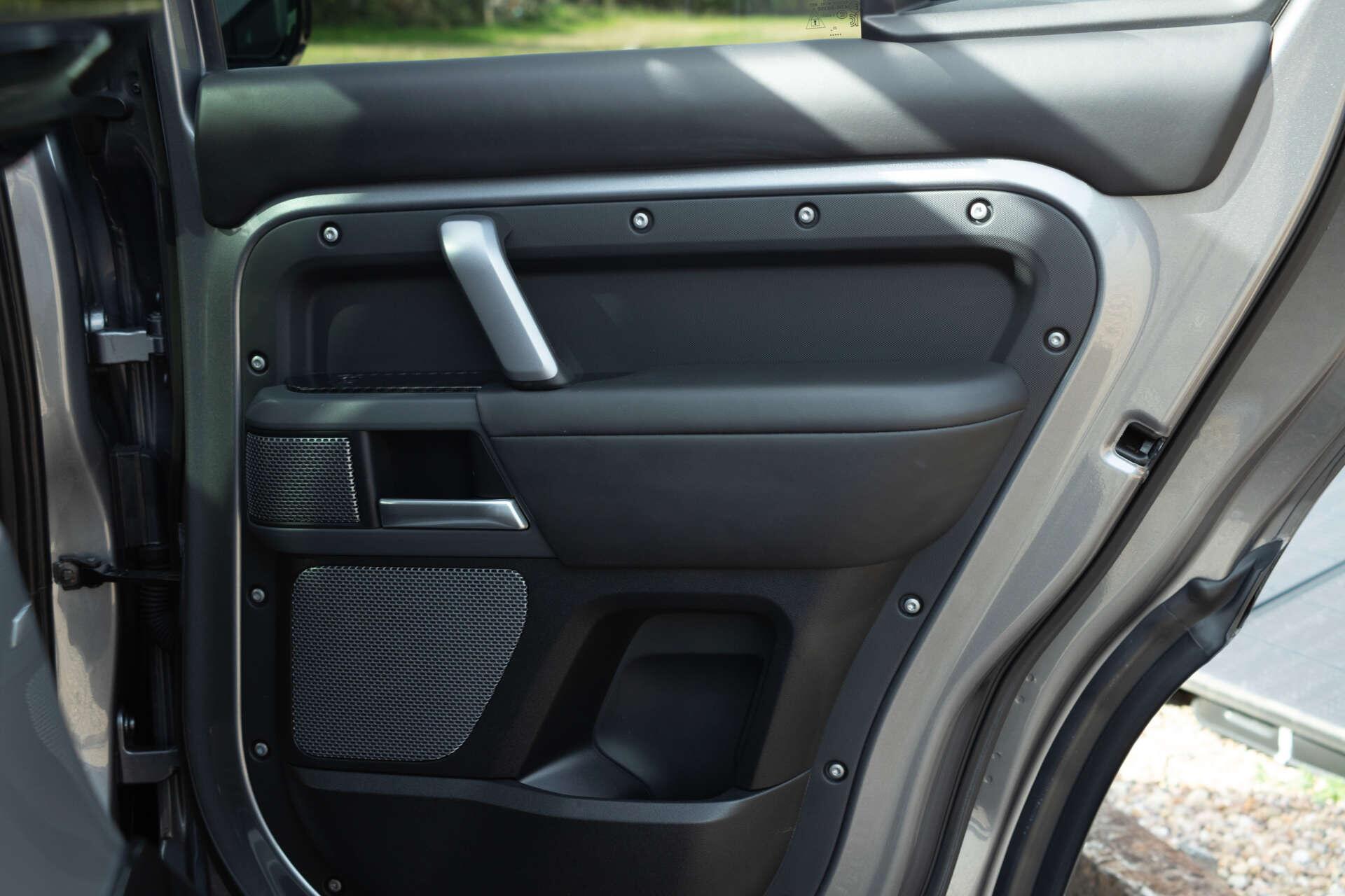 Land Rover Defender view 33