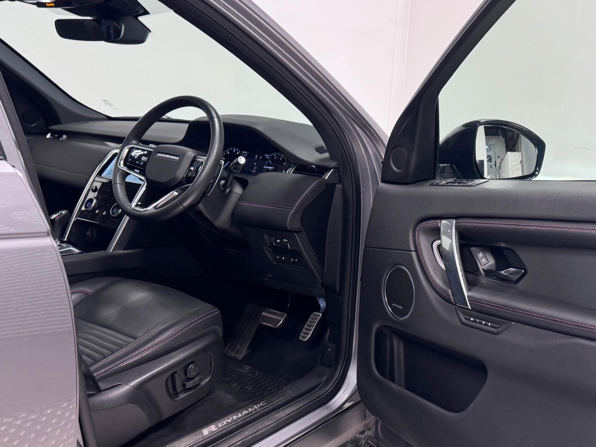 Land Rover Discovery Sport view 31