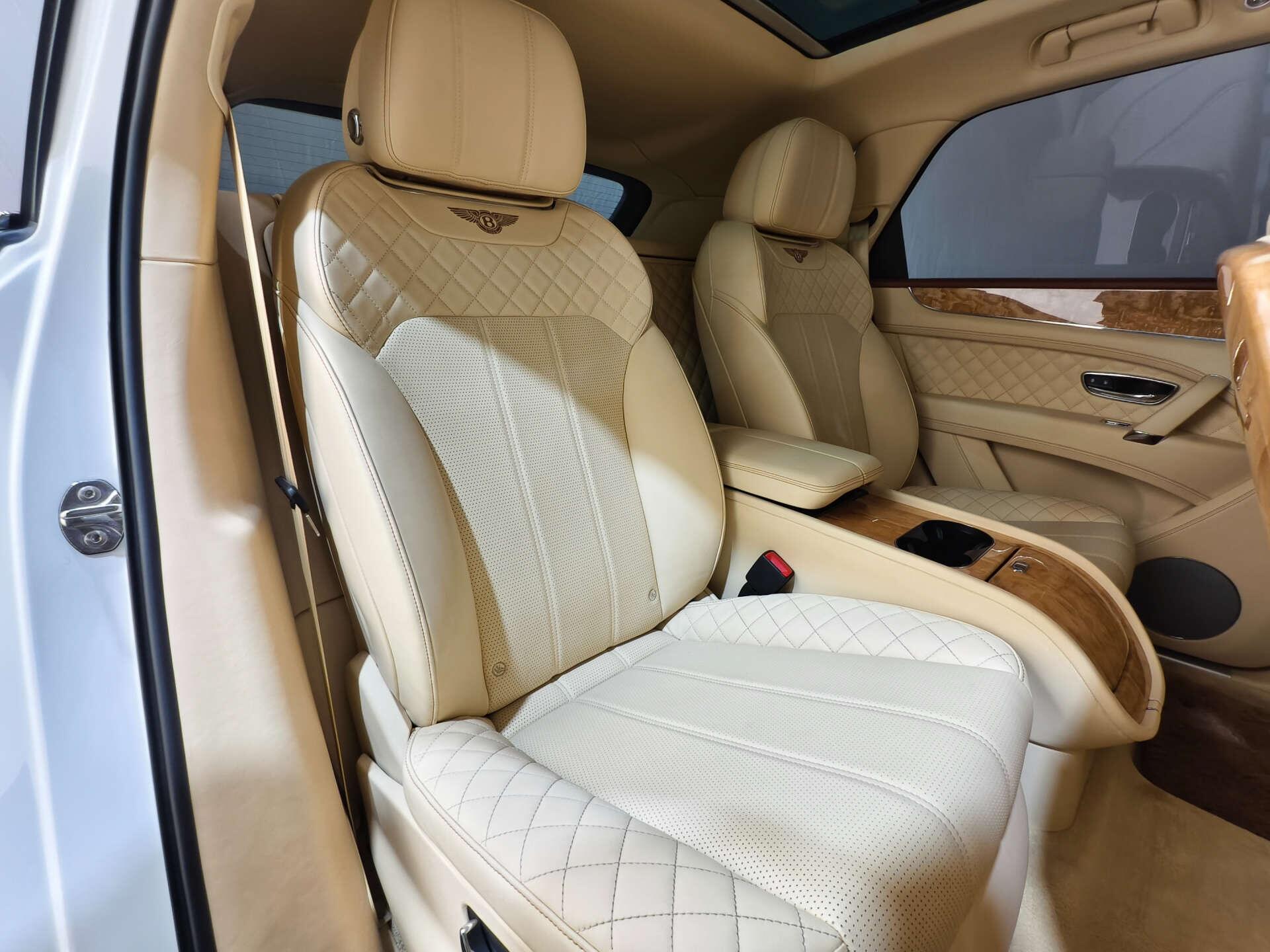 Bentley Bentayga view 35
