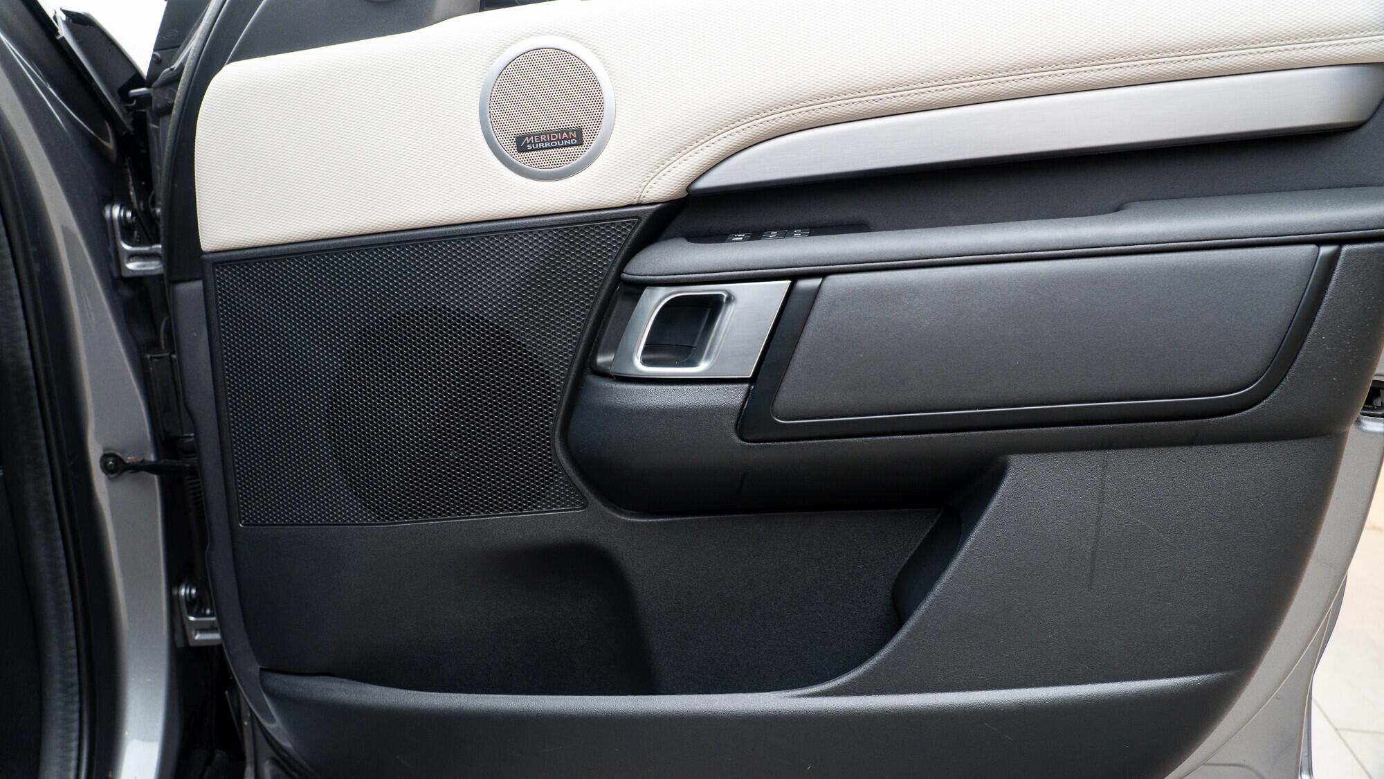 Land Rover Discovery 3 view 39