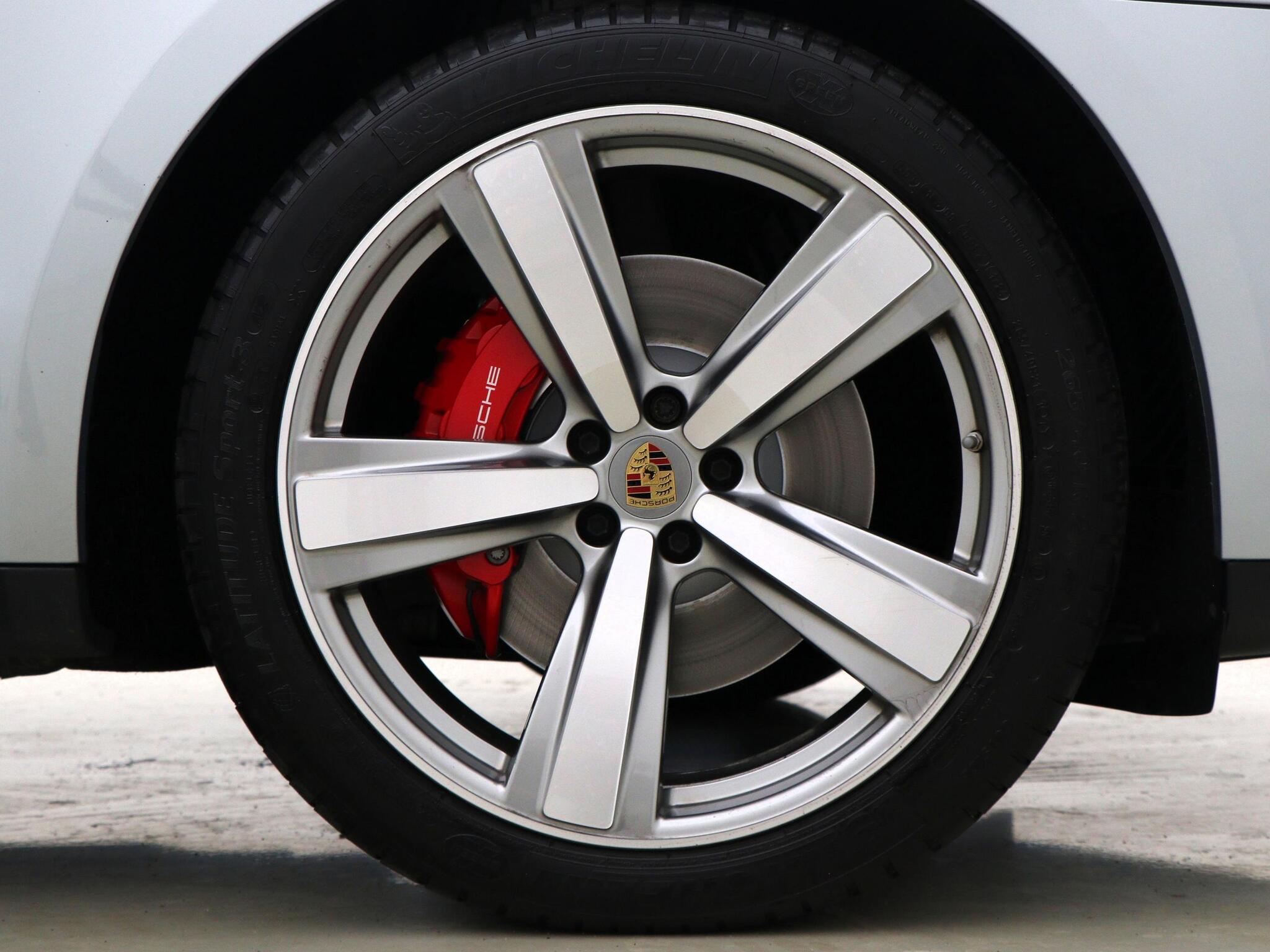 Porsche Macan view 4