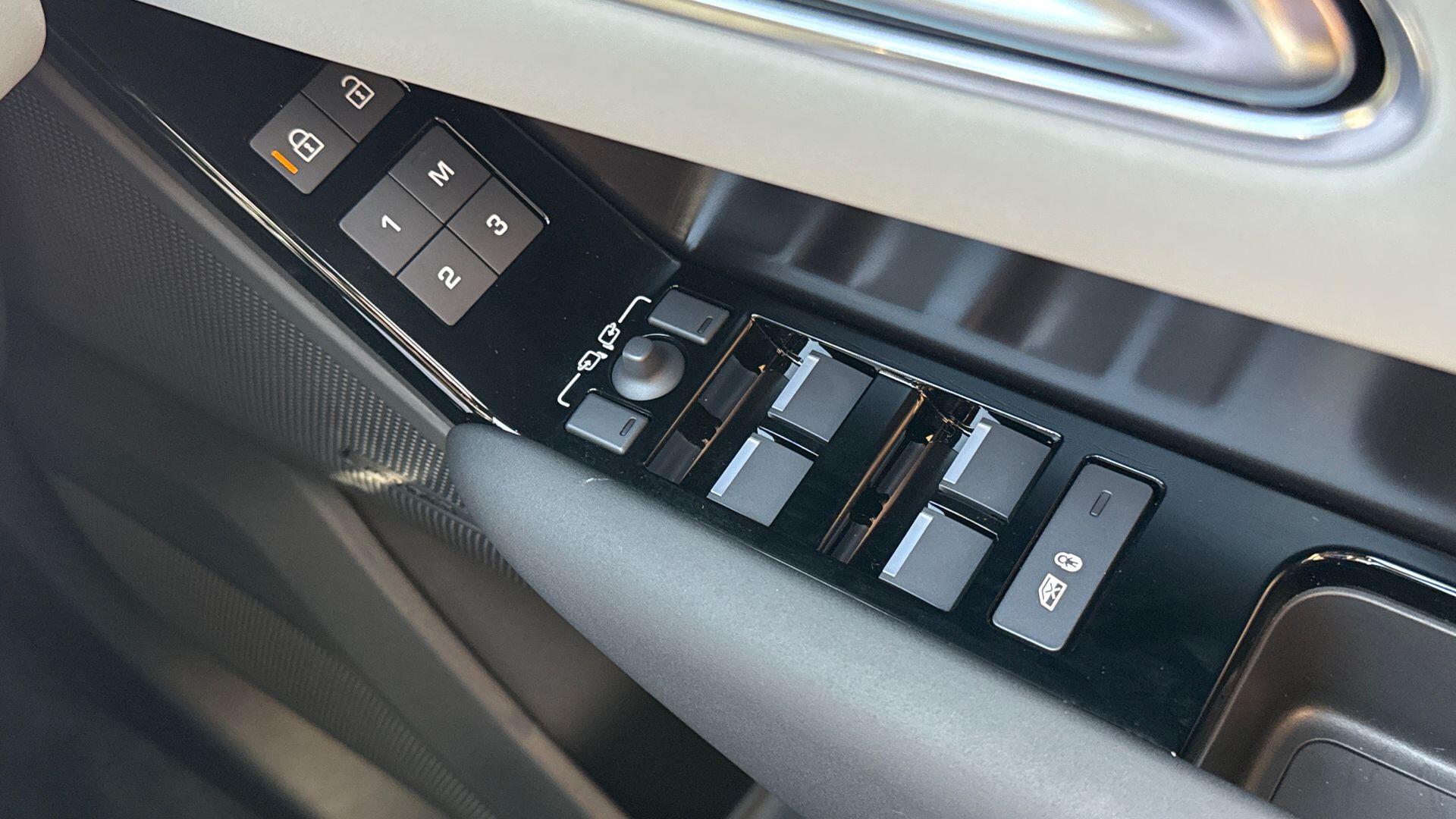 Land Rover Range Rover Velar view 23