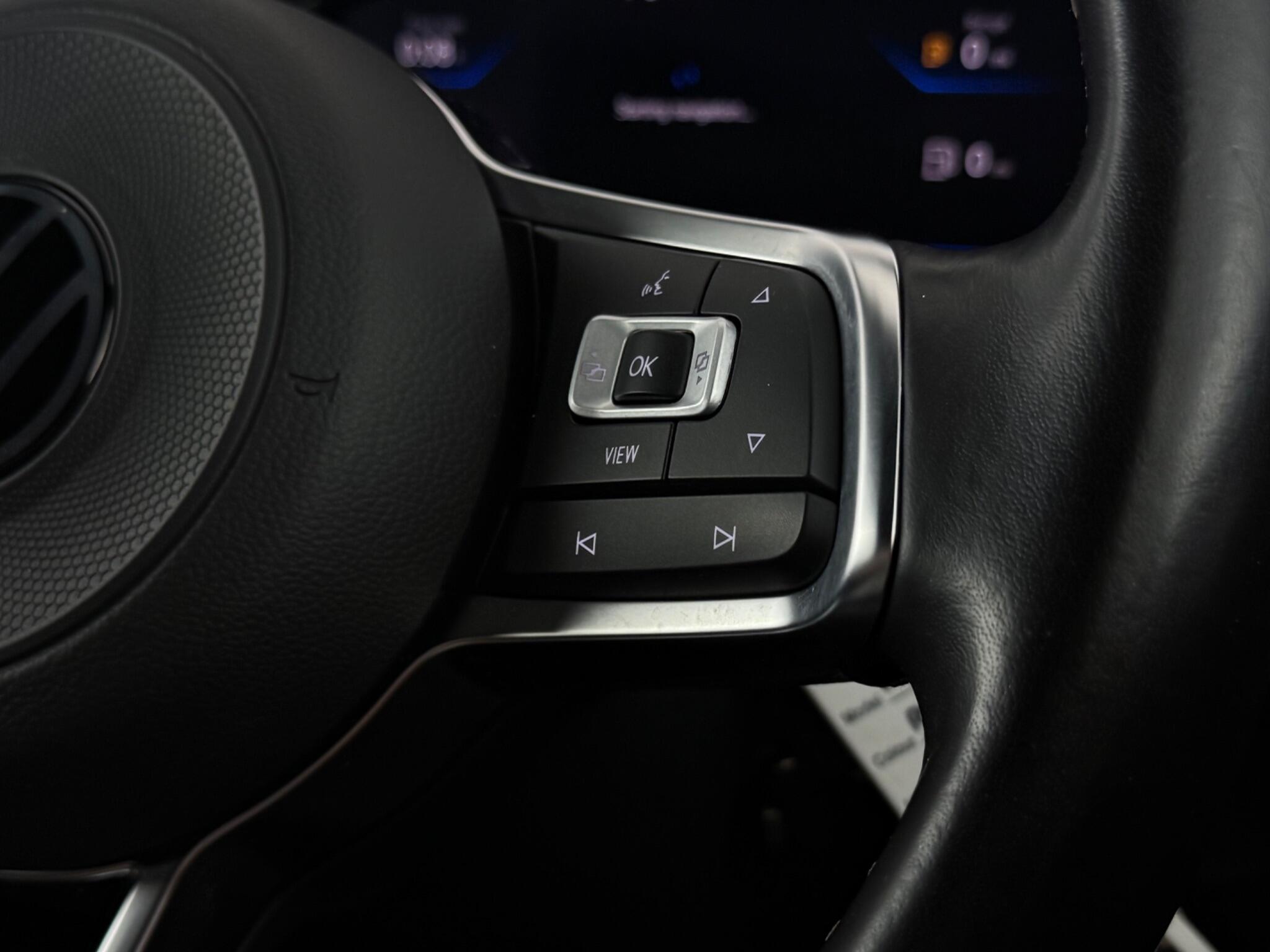 Volkswagen T-Roc view 16