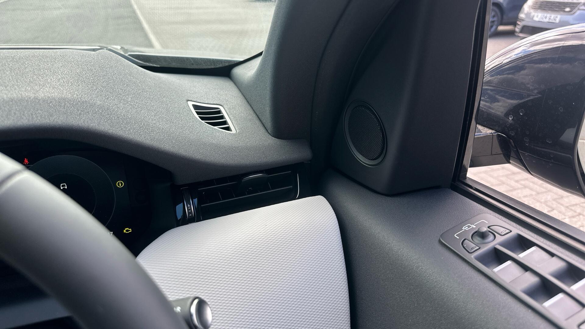 Land Rover Discovery Sport view 43