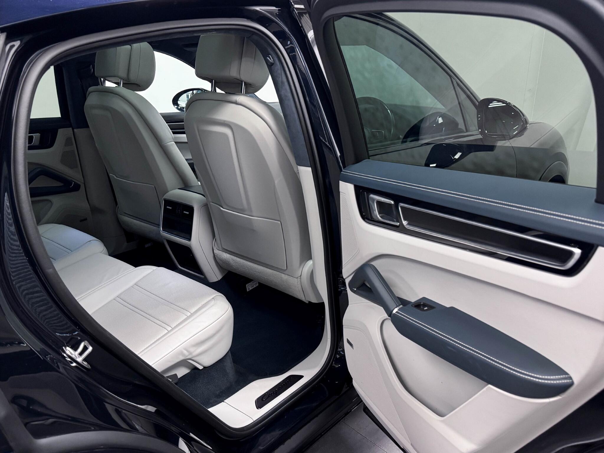 Porsche Cayenne view 9