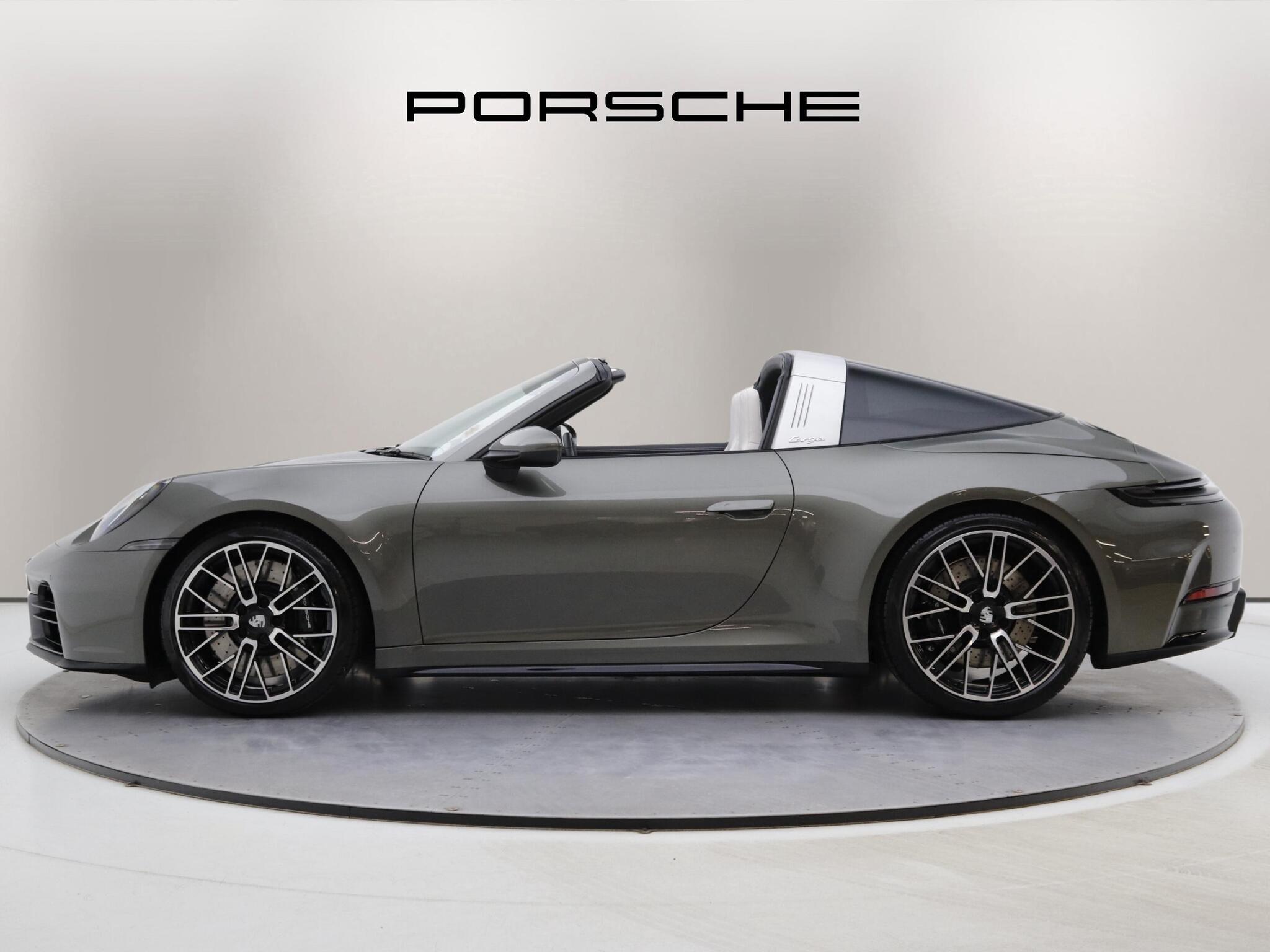 Porsche 911 view 4
