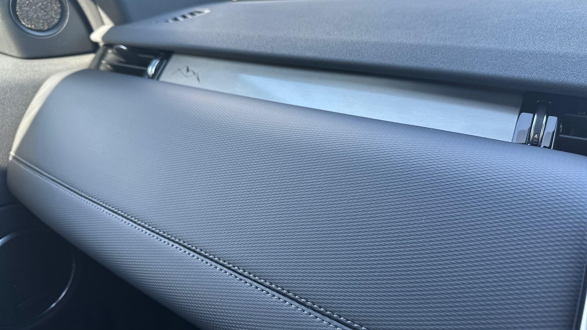 Land Rover Discovery Sport view 32