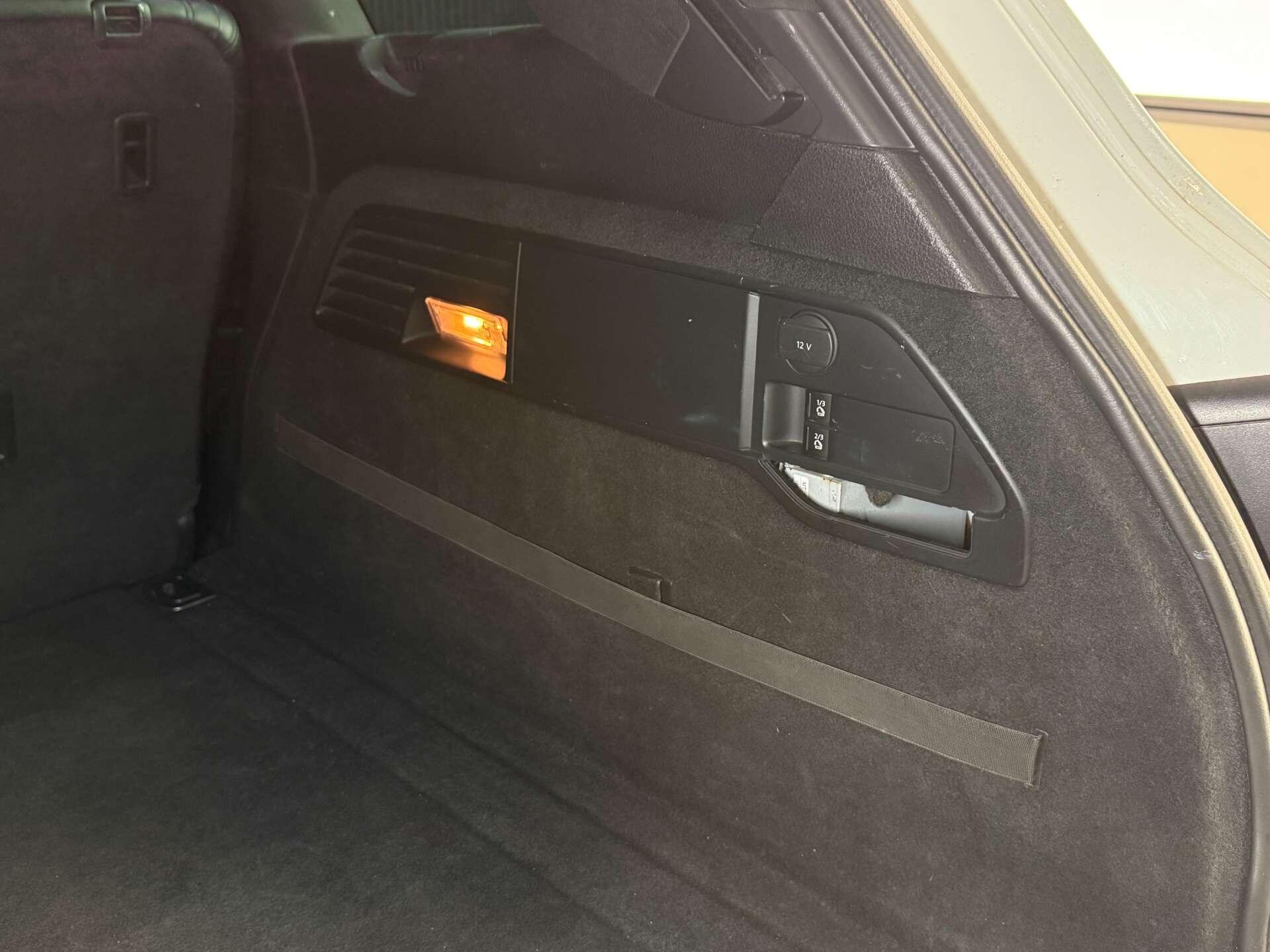 Volkswagen Touareg view 14