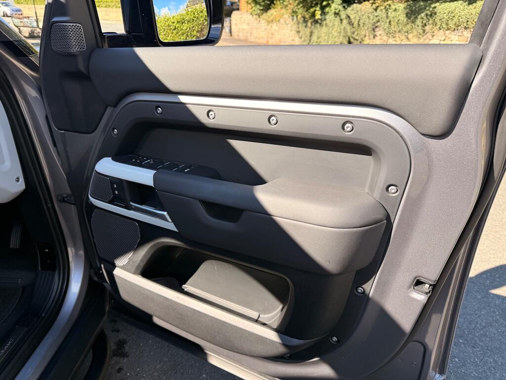 Land Rover Defender view 30