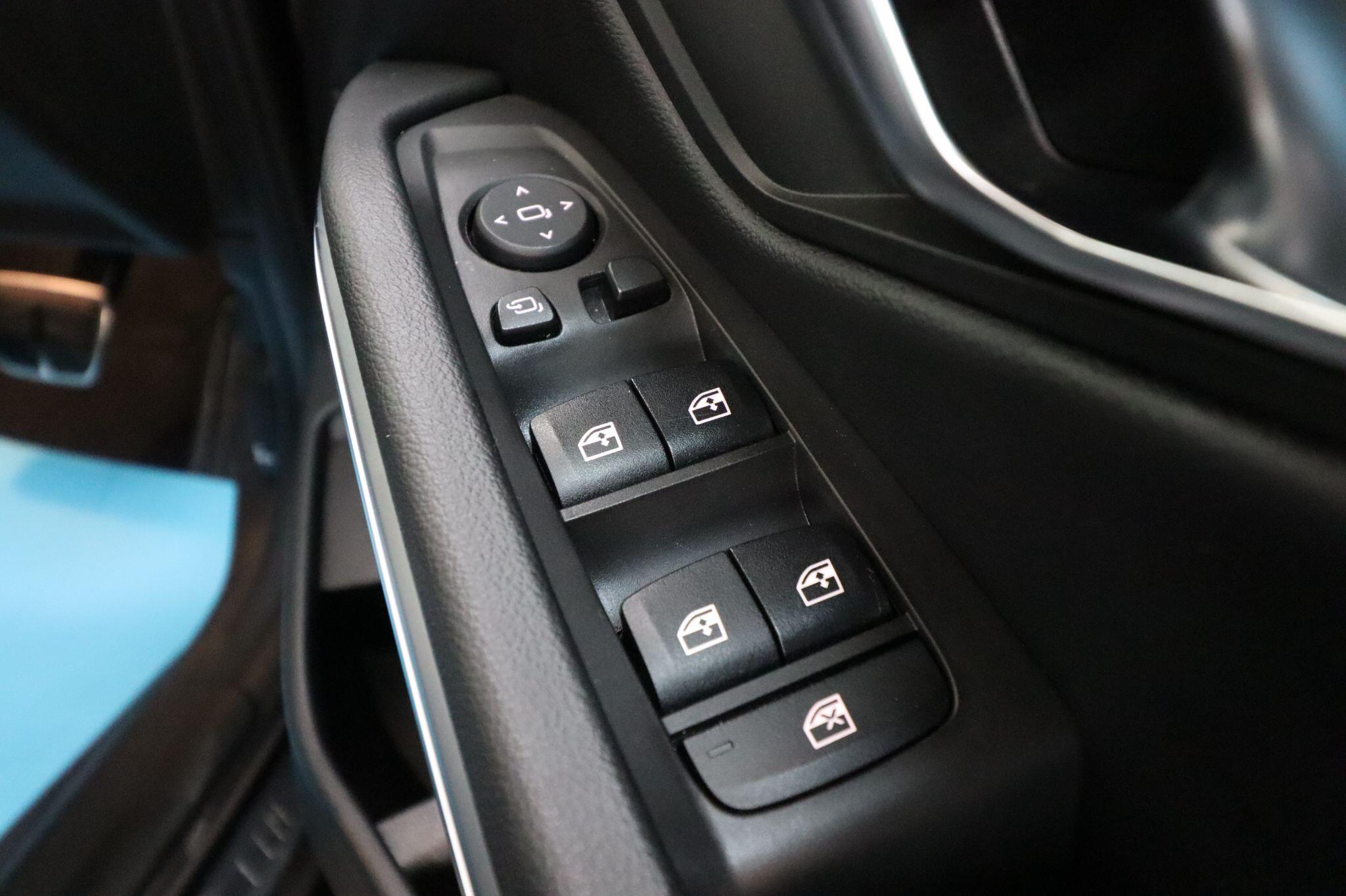 BMW 3 Series view 16