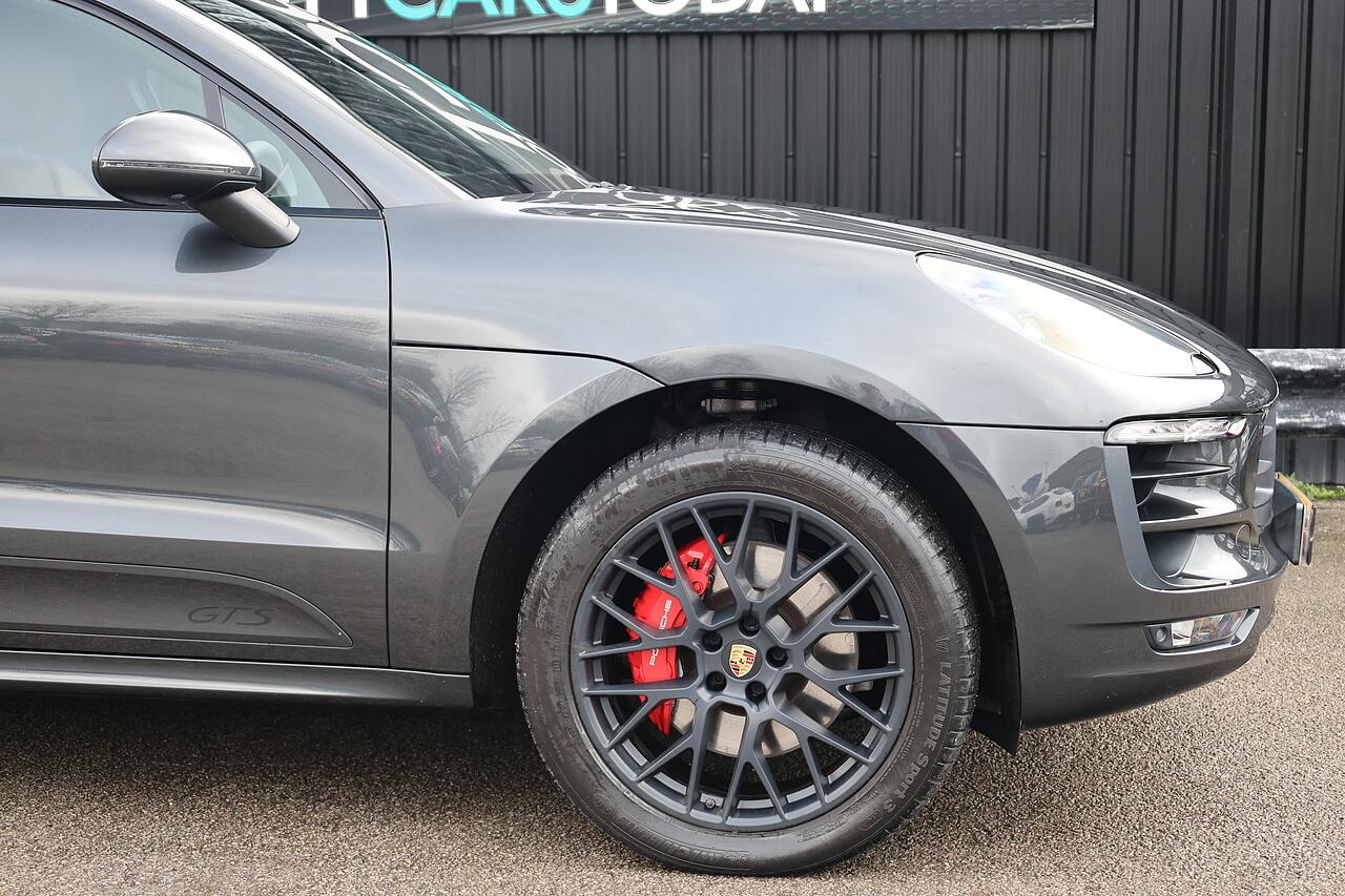 Porsche Macan view 19