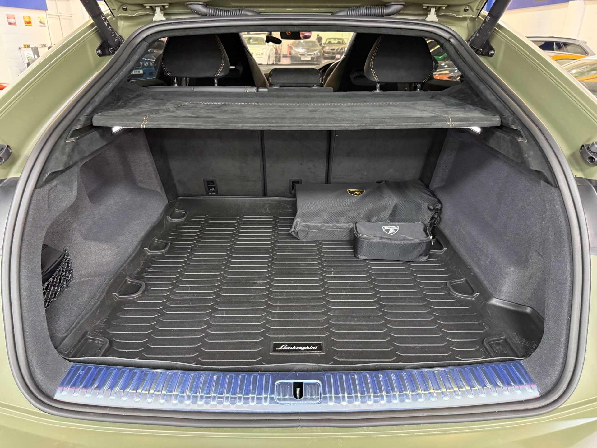 Lamborghini Urus view 68